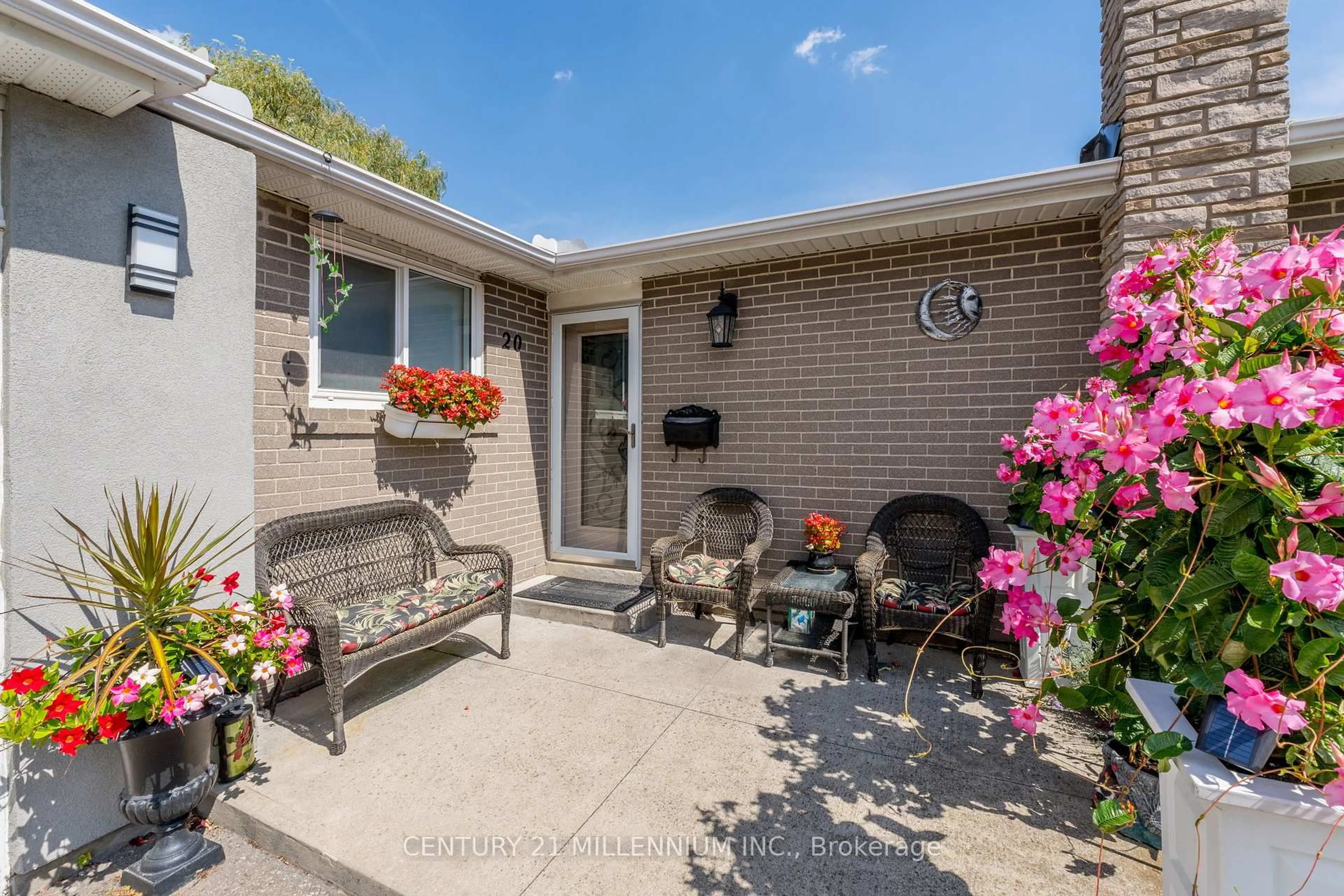 Patio, street for 20 Dunblaine Cres, Brampton Ontario L6T 3H2
