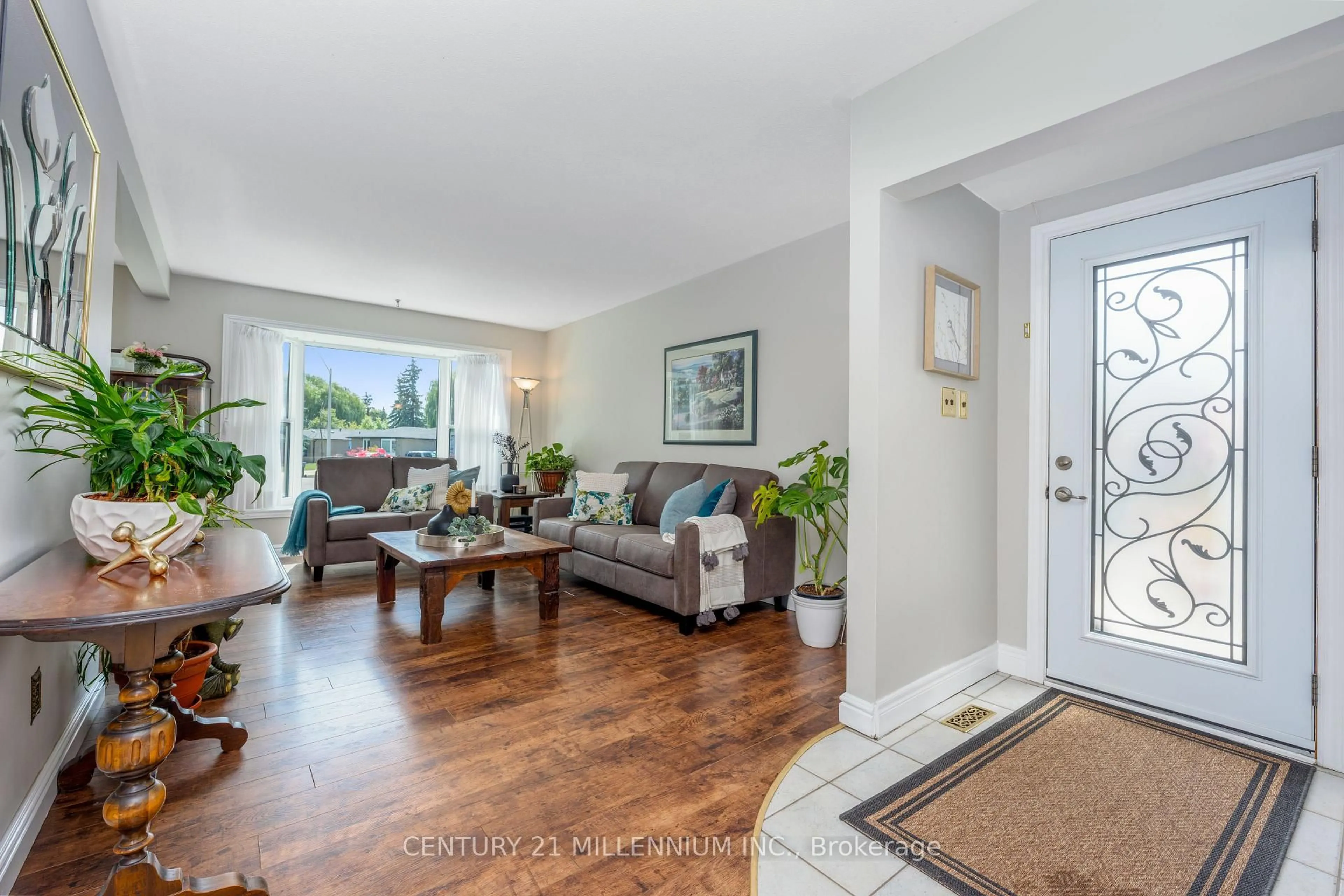 Living room with furniture, unknown for 20 Dunblaine Cres, Brampton Ontario L6T 3H2