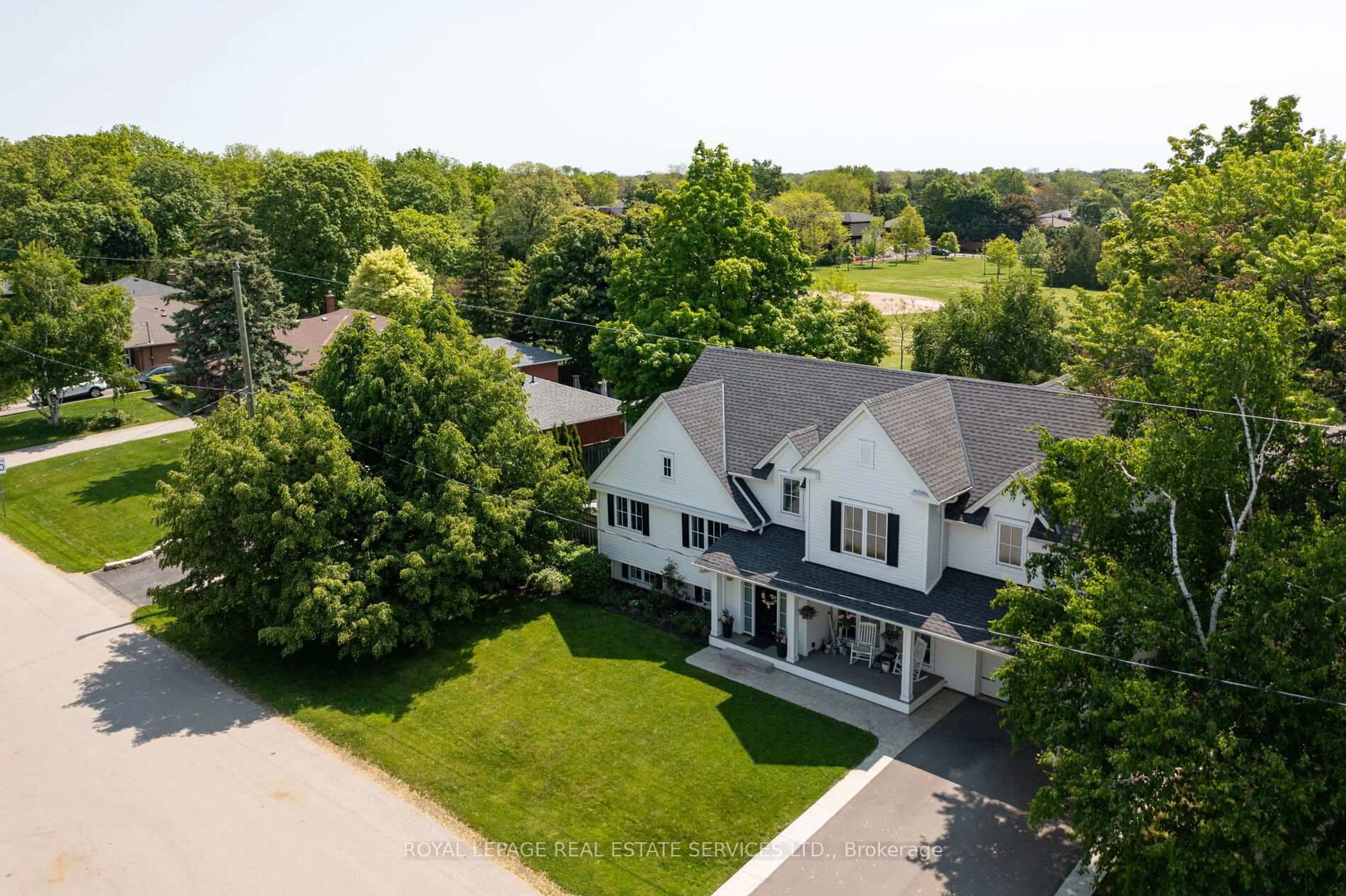 A pic from outside/outdoor area/front of a property/back of a property/a pic from drone, street for 2088 Saxon Rd, Oakville Ontario L6L 2V2