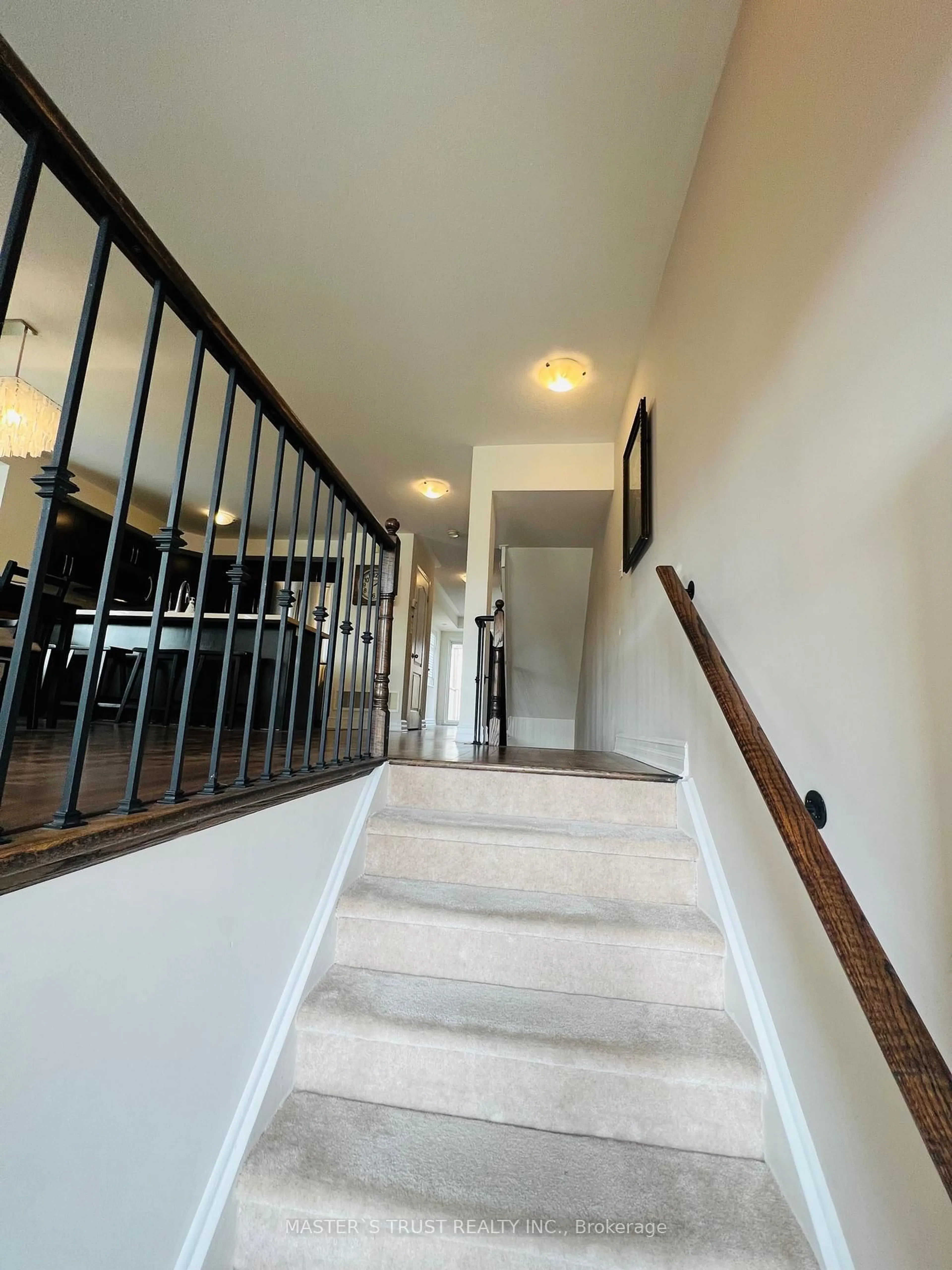 Indoor foyer for 3335 Thomas St #16, Mississauga Ontario L5M 0N7