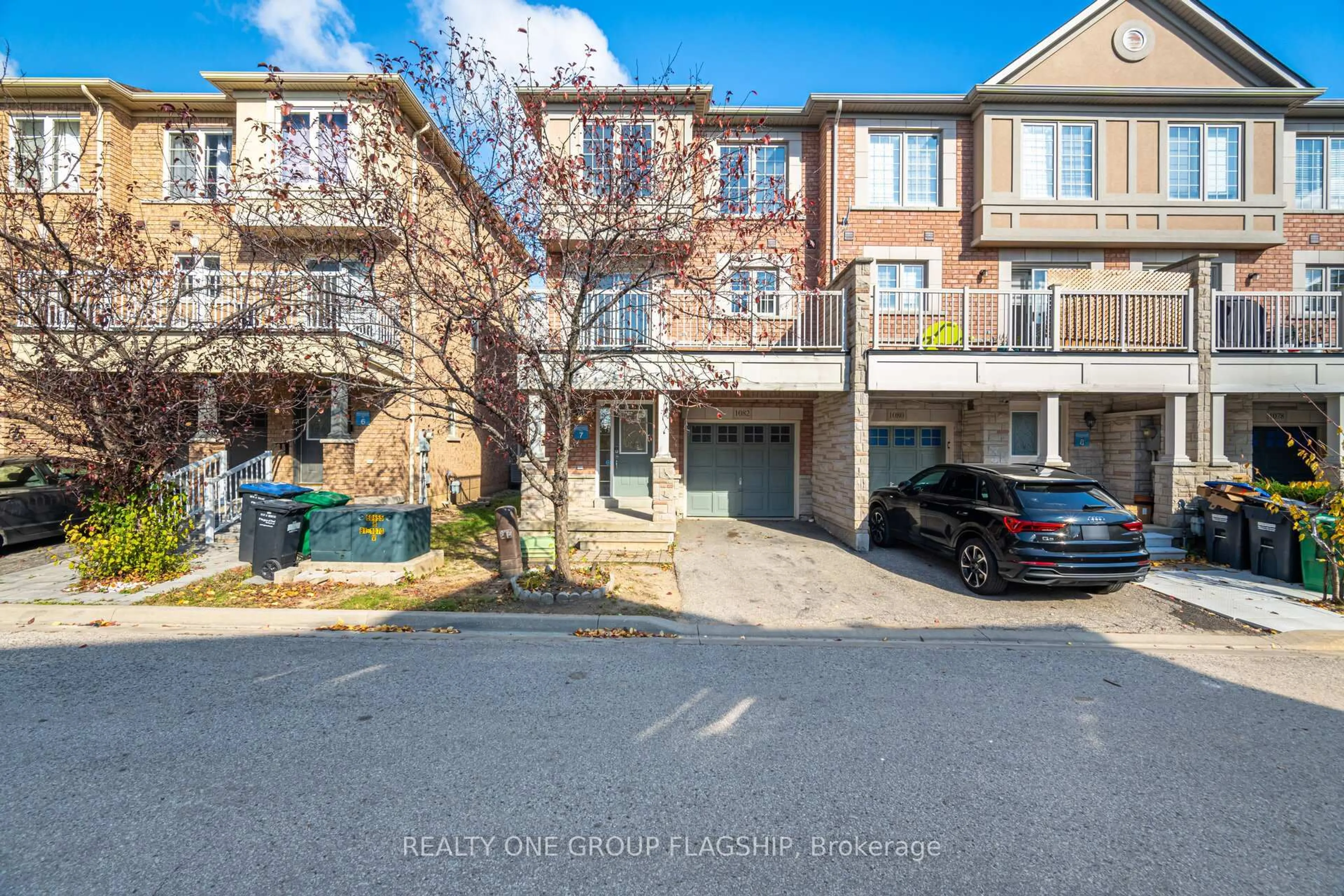 A pic from outside/outdoor area/front of a property/back of a property/a pic from drone, street for 1082 Felicity Cres, Mississauga Ontario L5V 0B2