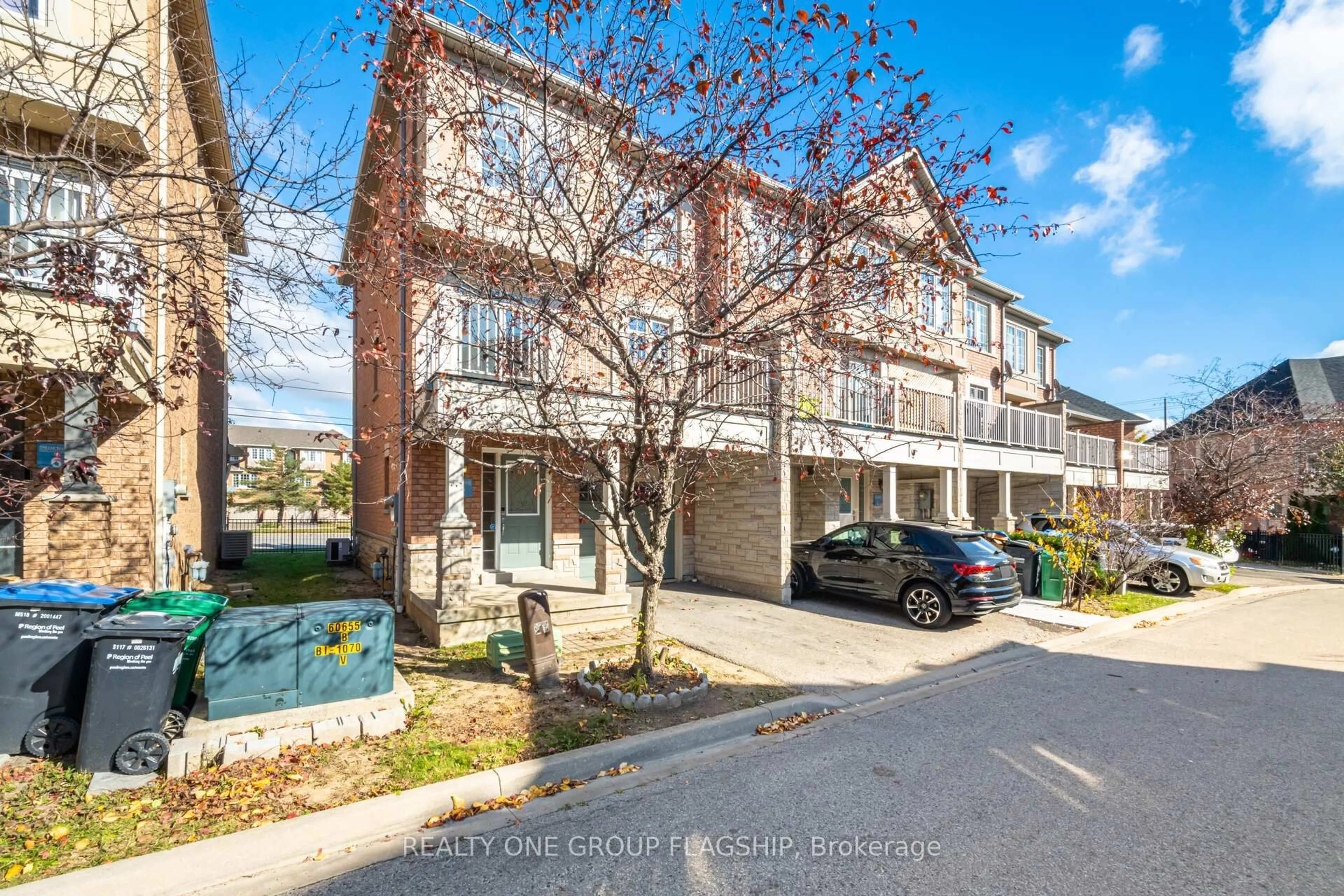 A pic from outside/outdoor area/front of a property/back of a property/a pic from drone, street for 1082 Felicity Cres, Mississauga Ontario L5V 0B2