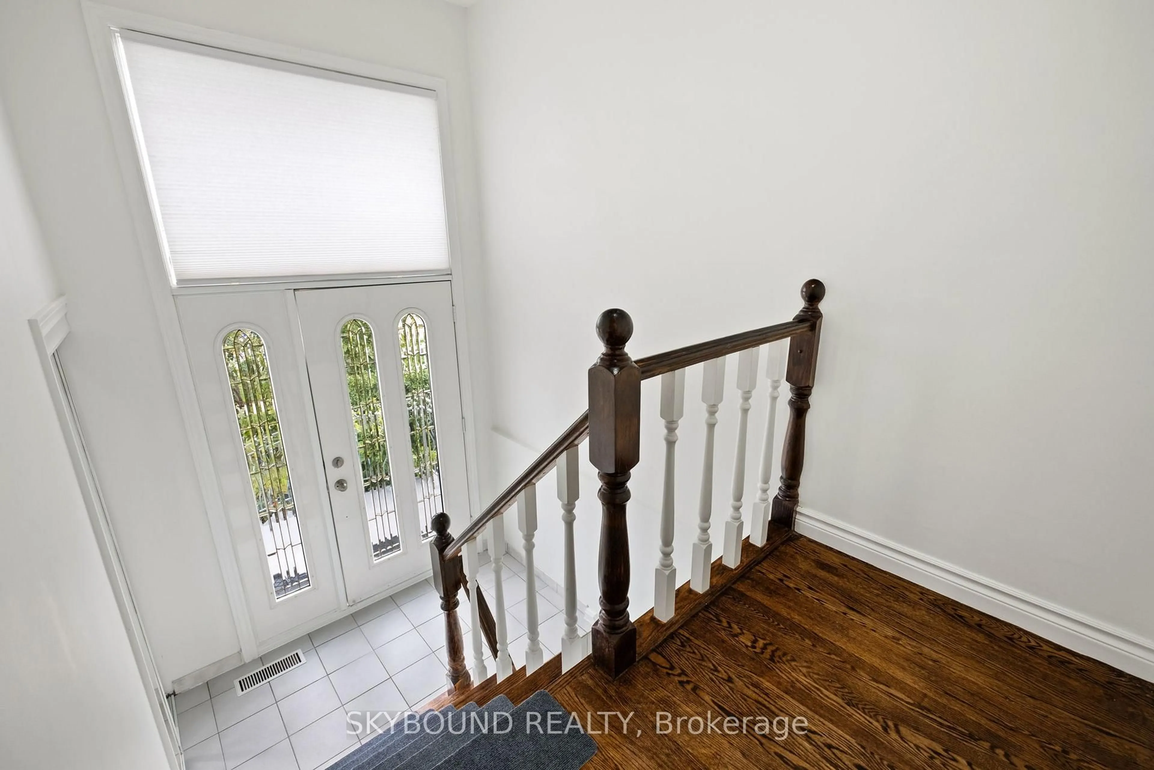 Indoor entryway for 471 Fergo Ave, Mississauga Ontario L5B 2J2