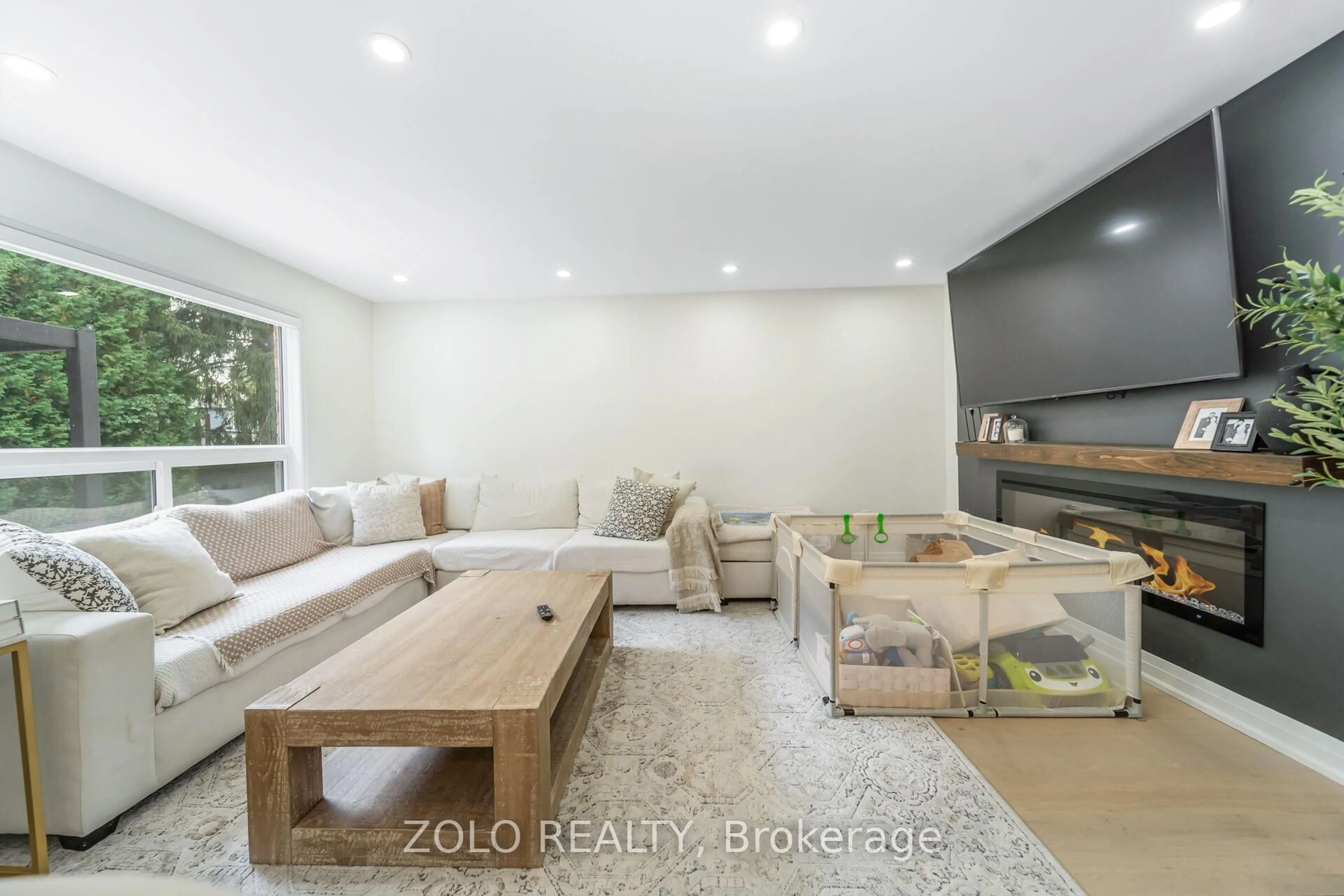 Living room with furniture, unknown for 13 Ivan Ave, Caledon Ontario L7C 1G1