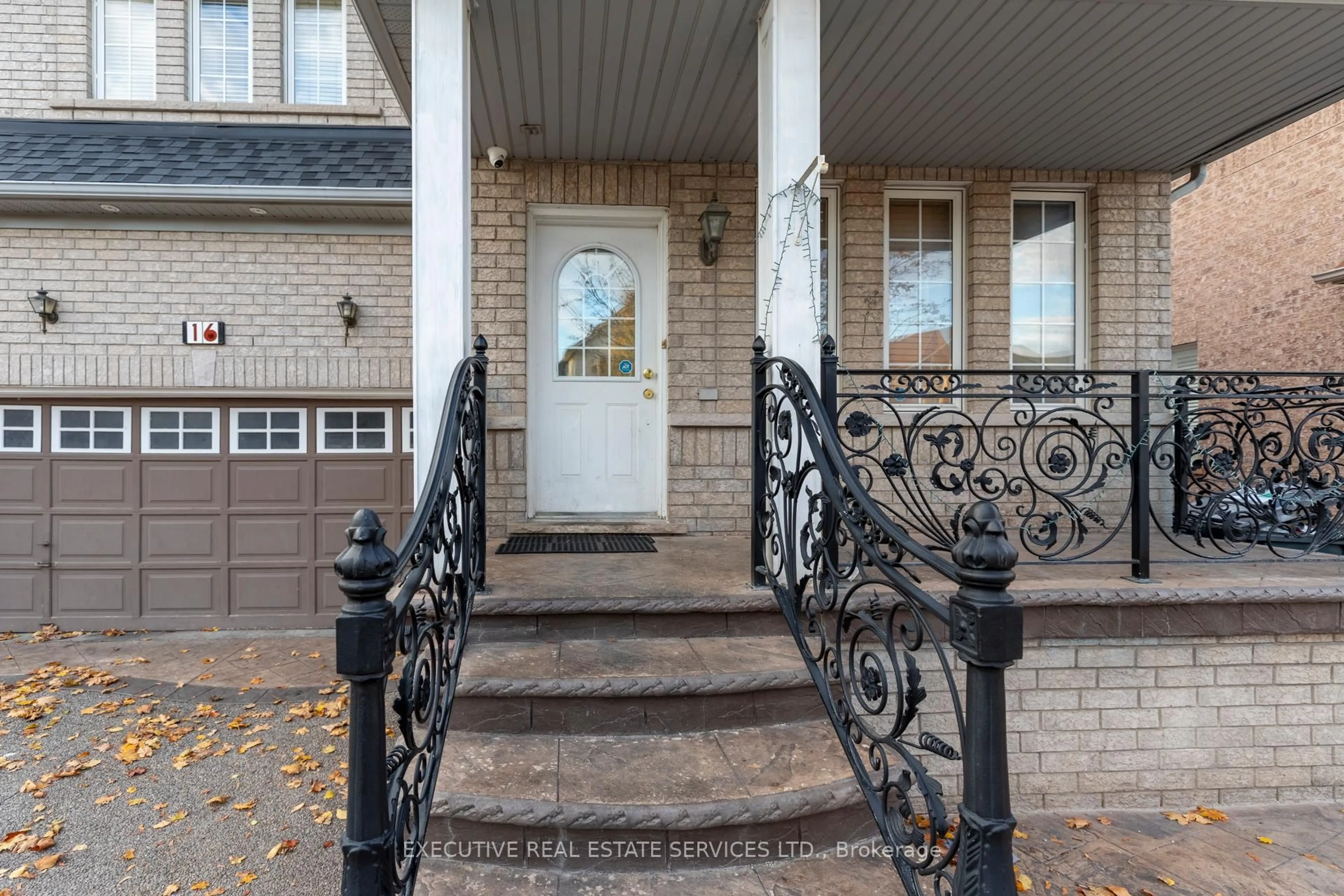 Indoor entryway for 16 Sandway Dr, Brampton Ontario L7A 2T9