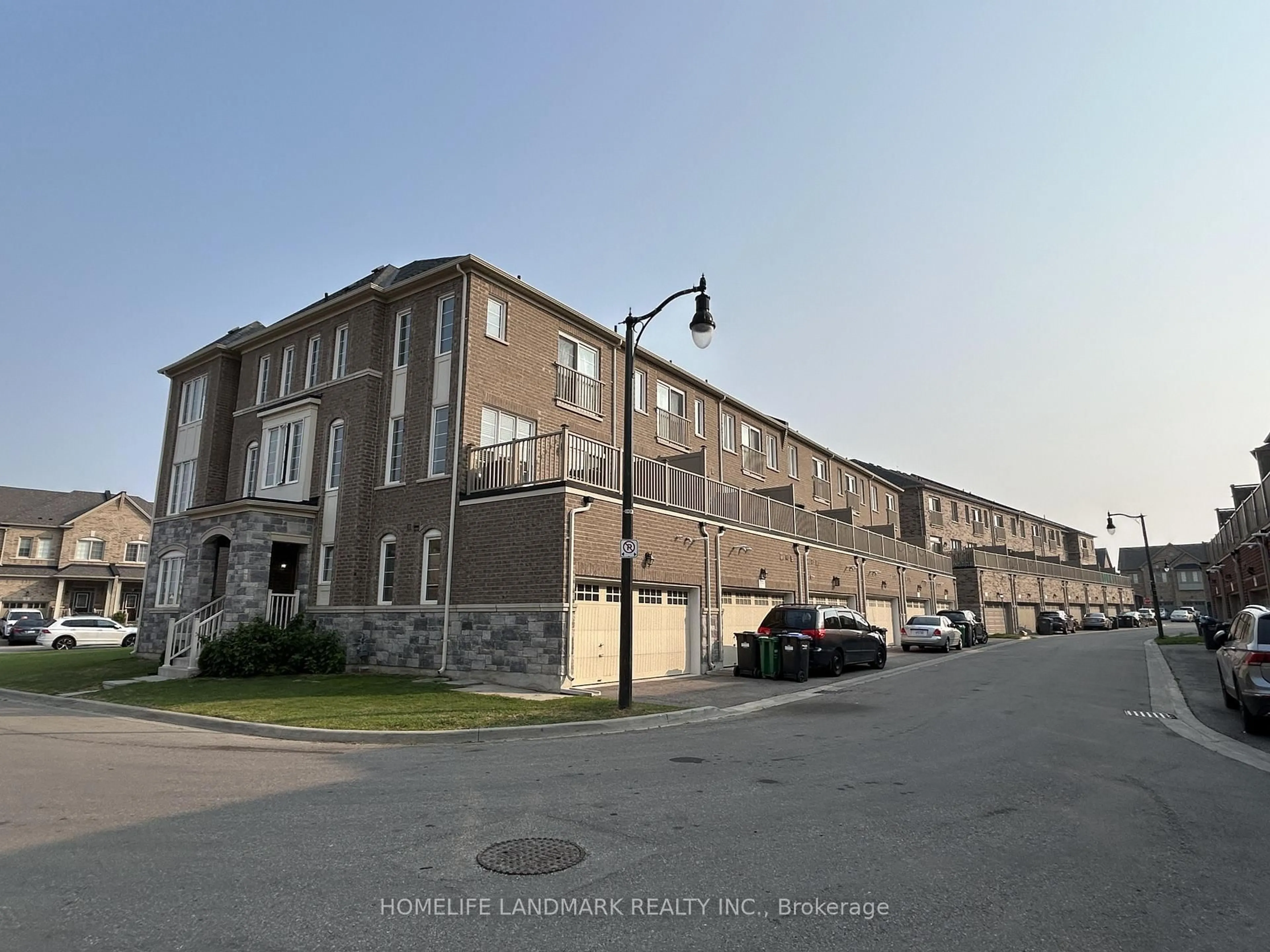 A pic from outside/outdoor area/front of a property/back of a property/a pic from drone, street for 3 Temple Manor Rd, Brampton Ontario L6Y 6C5