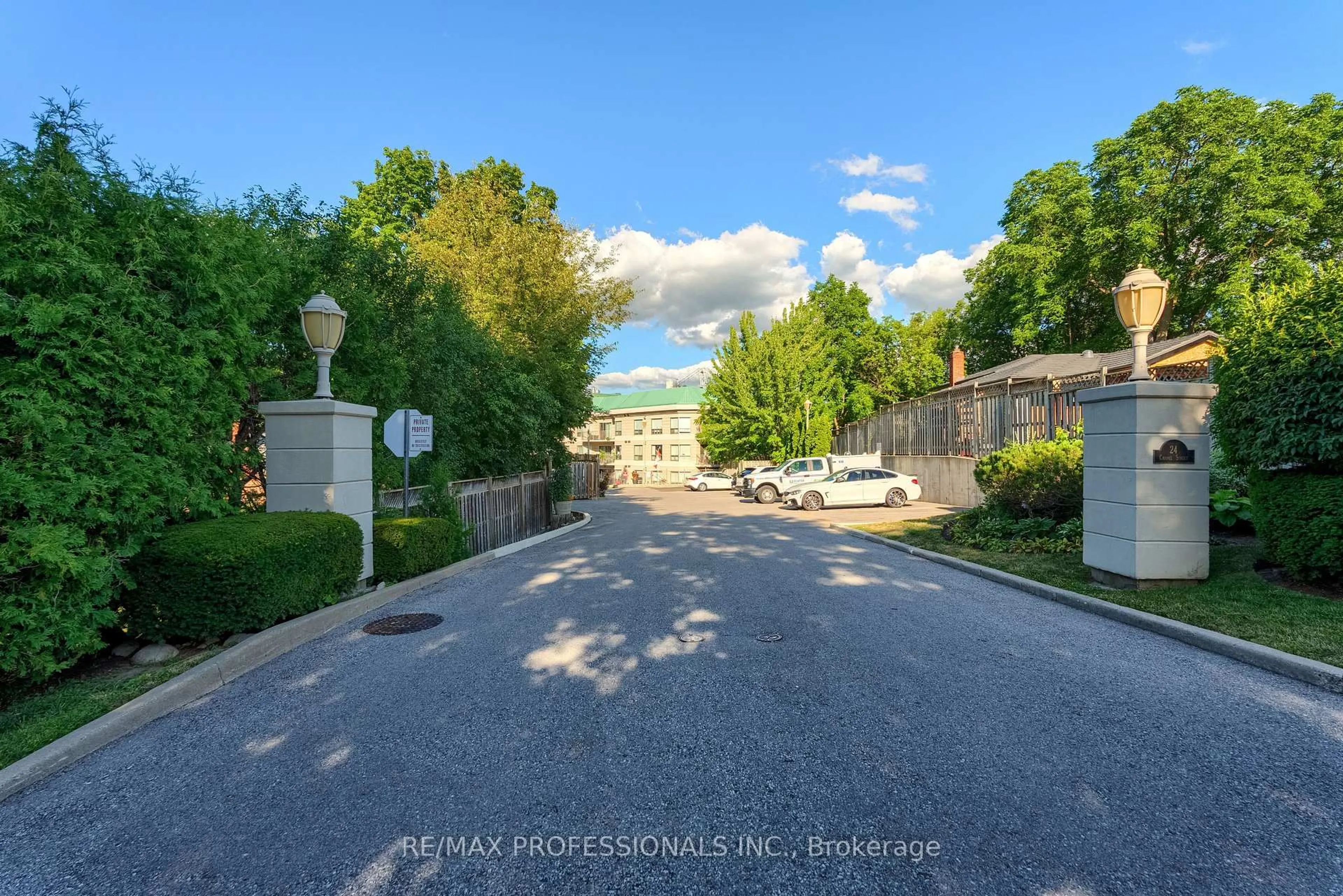 A pic from outside/outdoor area/front of a property/back of a property/a pic from drone, street for 24 Chapel St #206, Halton Hills Ontario L7G 6A7