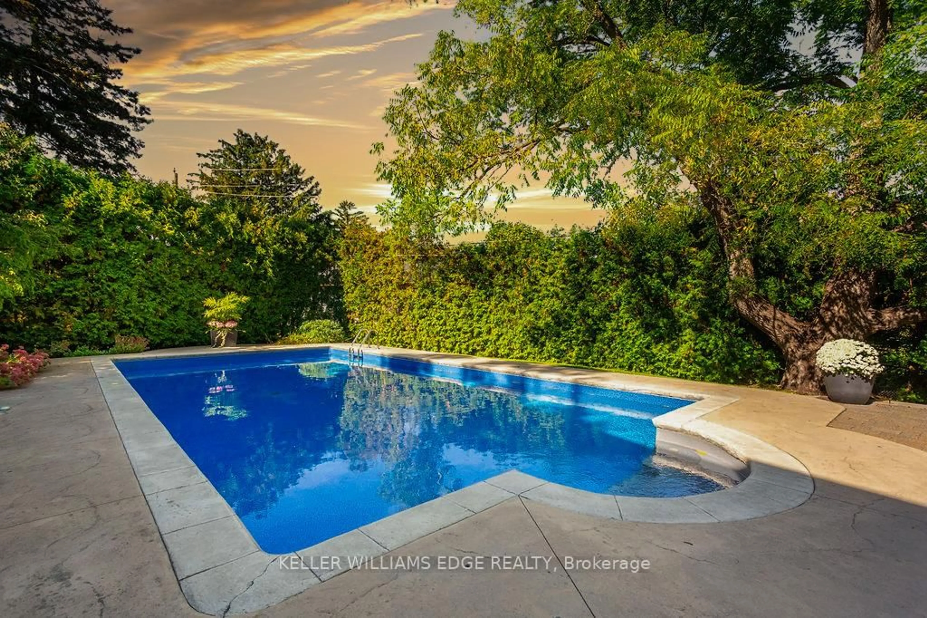 Pool for 359 Camelot Crt, Burlington Ontario L7L 2G2