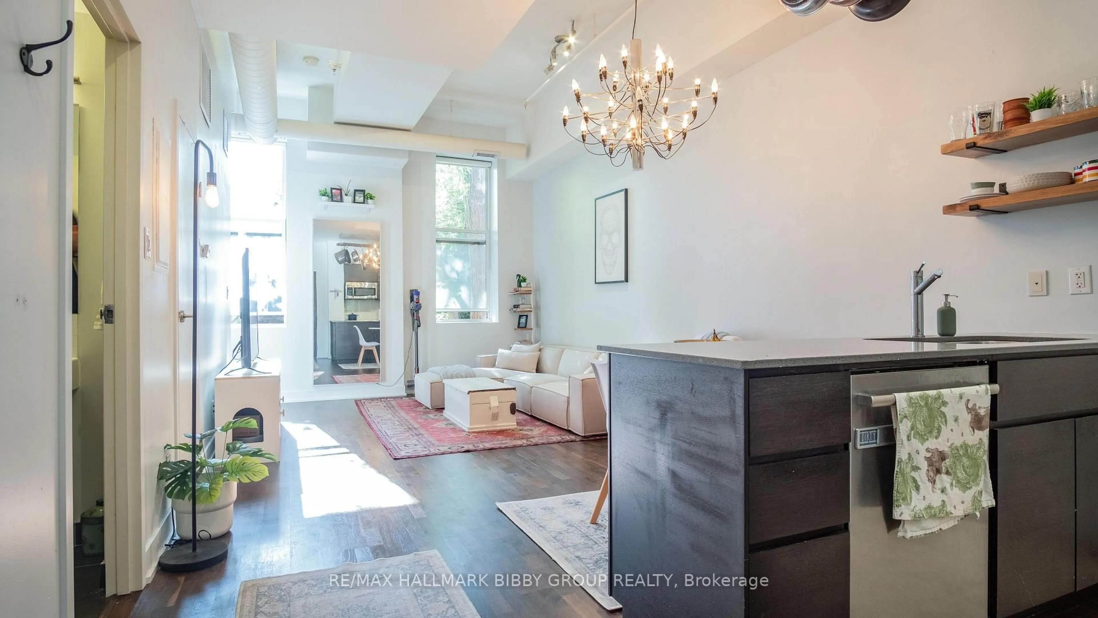 Indoor entryway for 152 Annette St #201, Toronto Ontario M6P 1P4