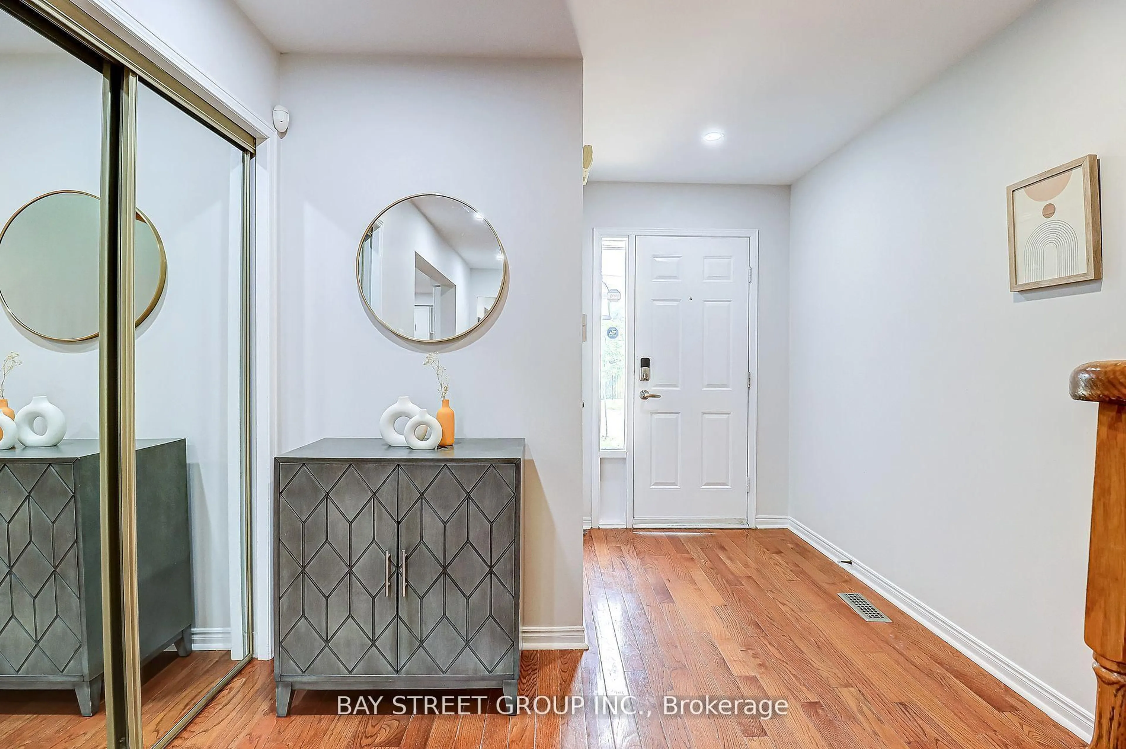 Indoor entryway for 679 Constellation Dr, Mississauga Ontario L5R 2V9