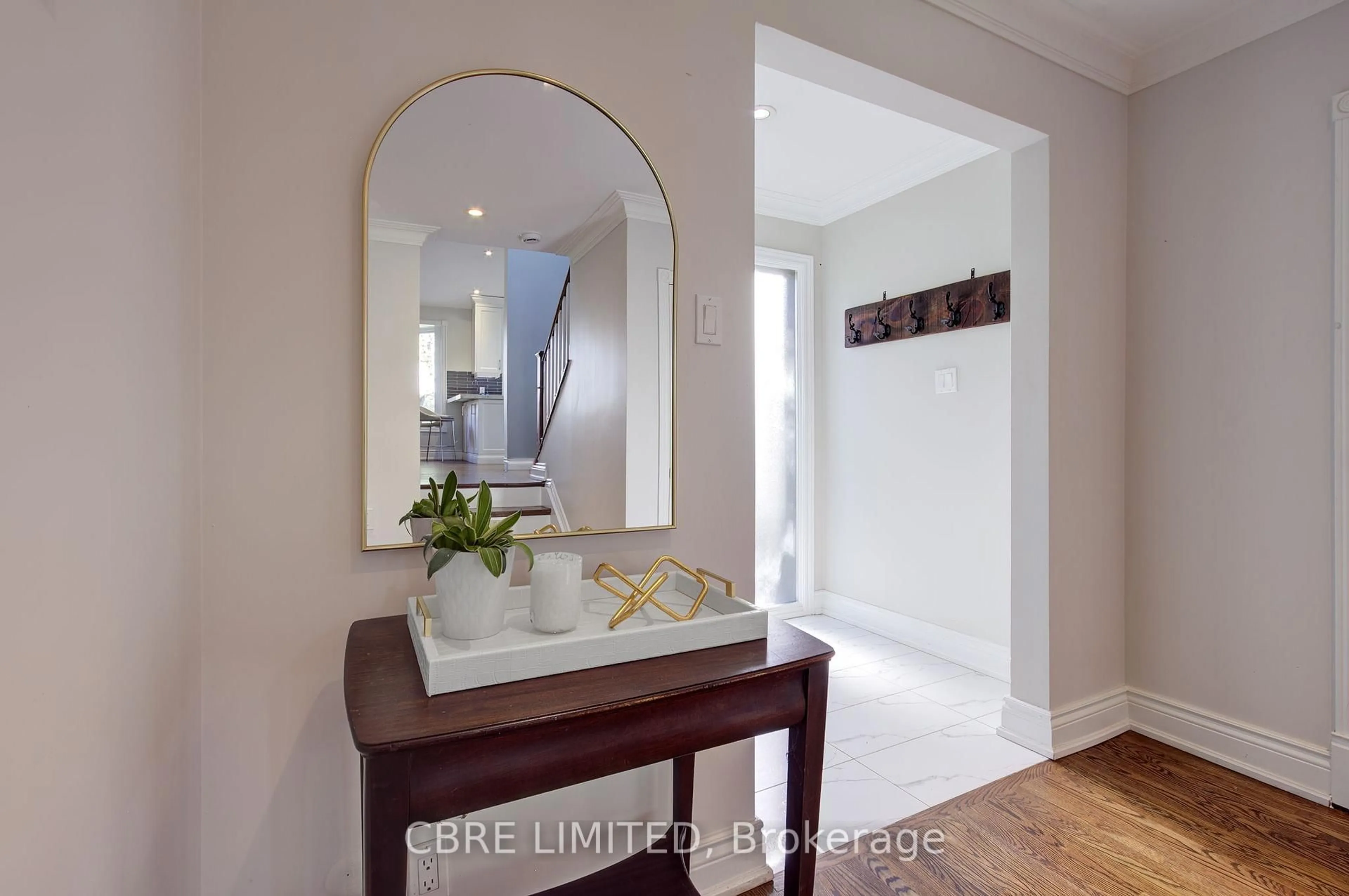 Indoor entryway for 1385 Birchwood Dr, Mississauga Ontario L5J 1T3