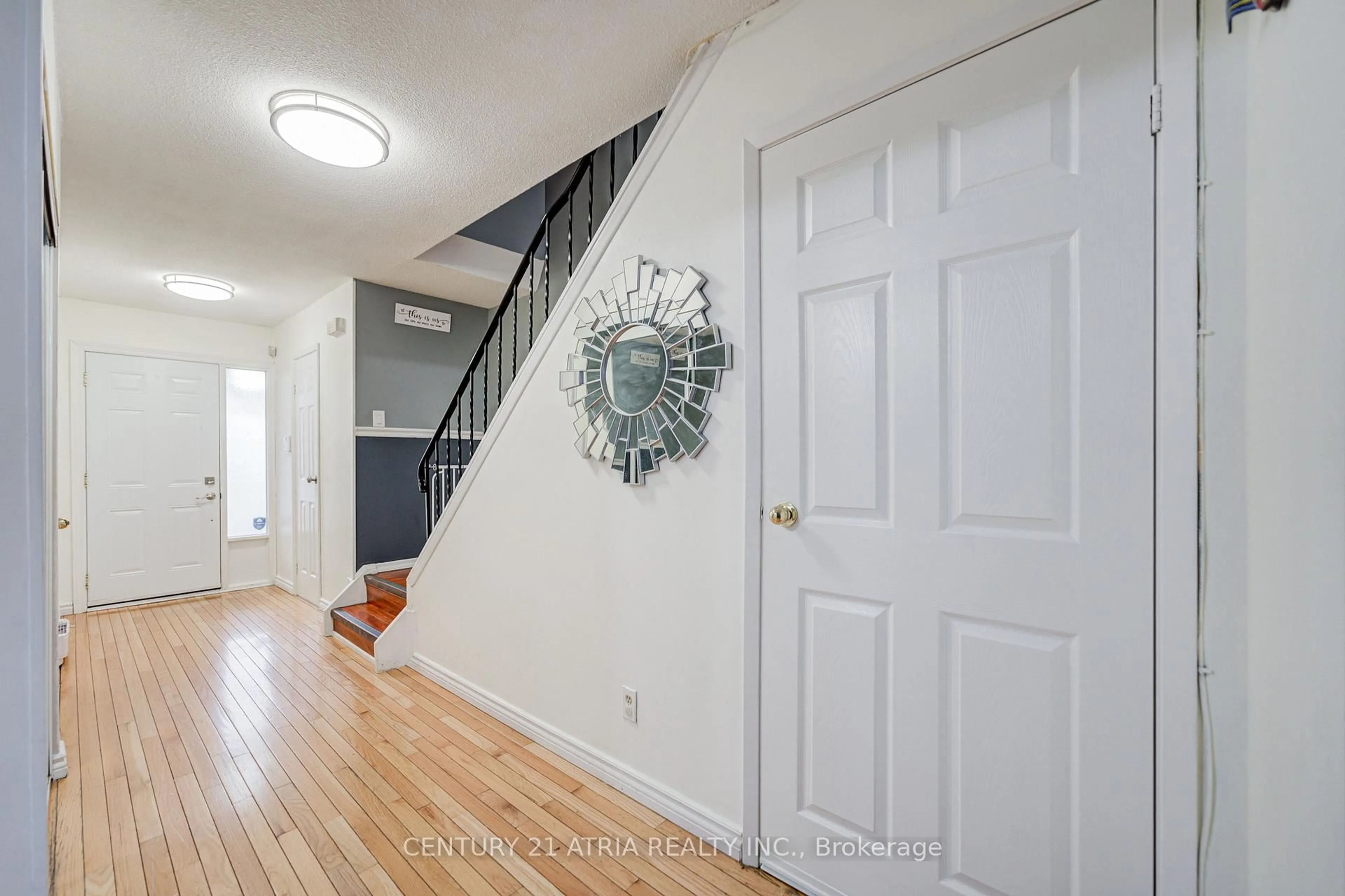 Indoor entryway for 5 McCallum Crt #5, Brampton Ontario L6W 3M4