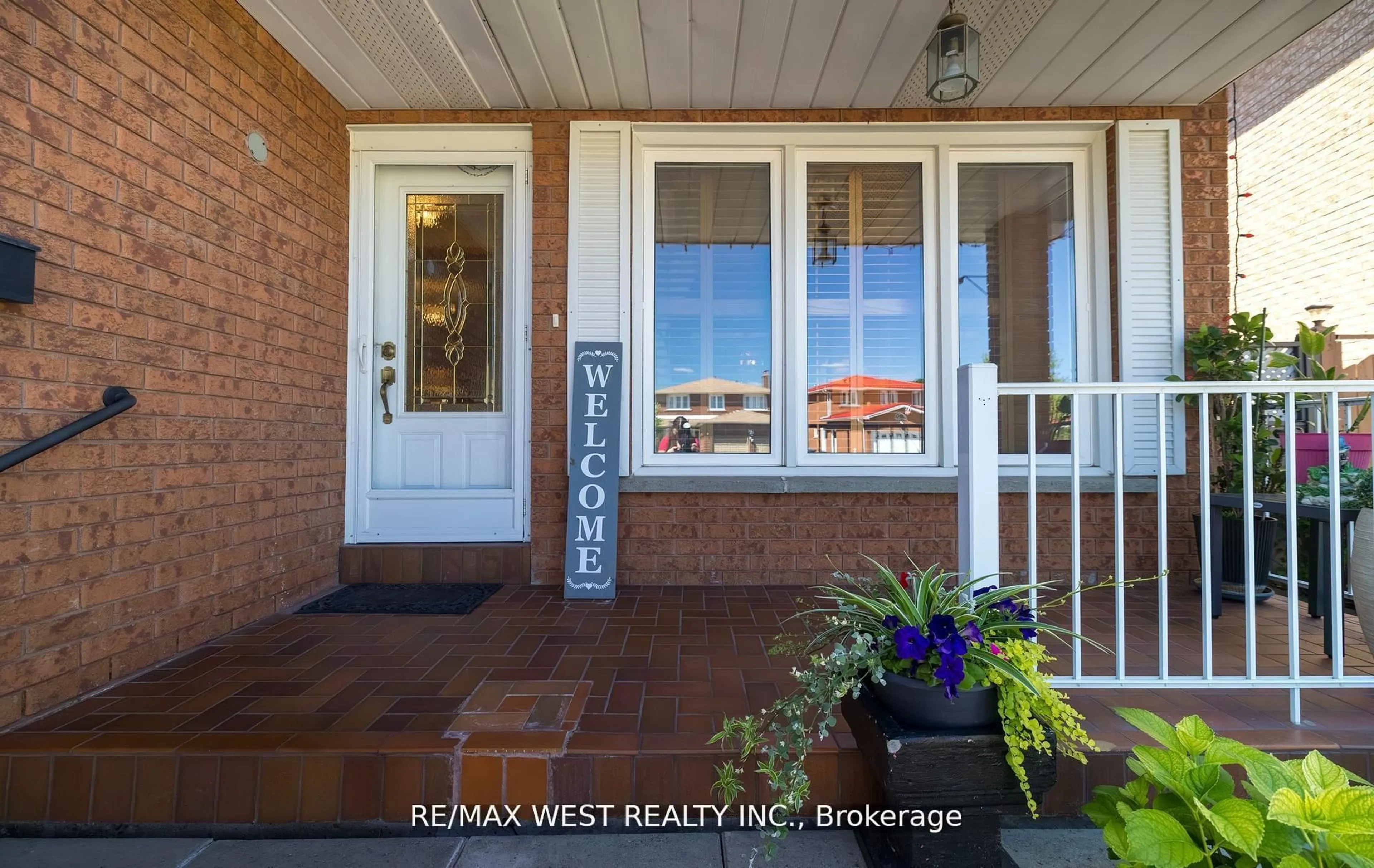 Indoor entryway for 52 Amantine Cres, Brampton Ontario L6W 4A1
