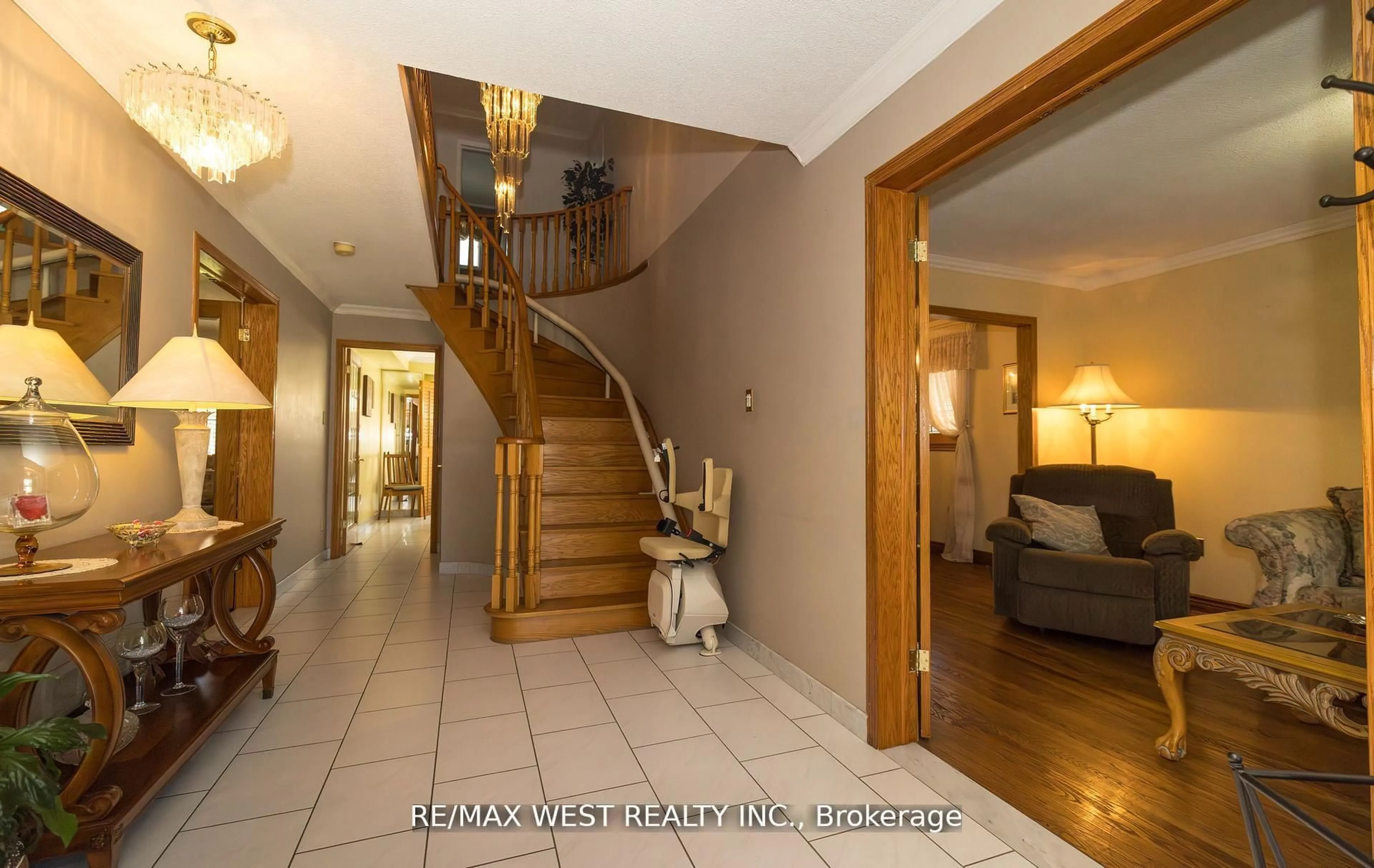 Indoor foyer for 52 Amantine Cres, Brampton Ontario L6W 4A1
