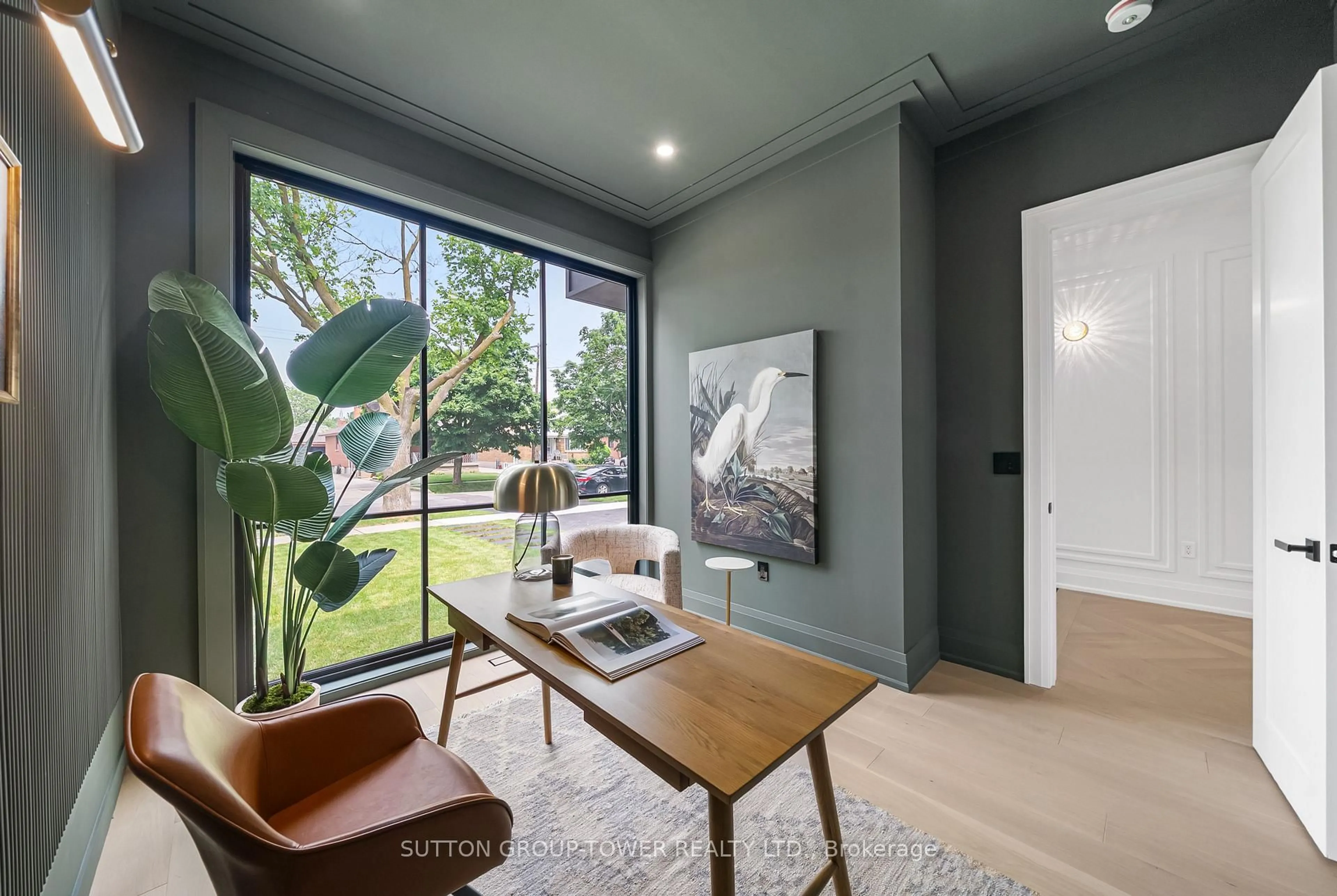 Indoor entryway for 121 Edgecroft Rd, Toronto Ontario M8Z 2C2