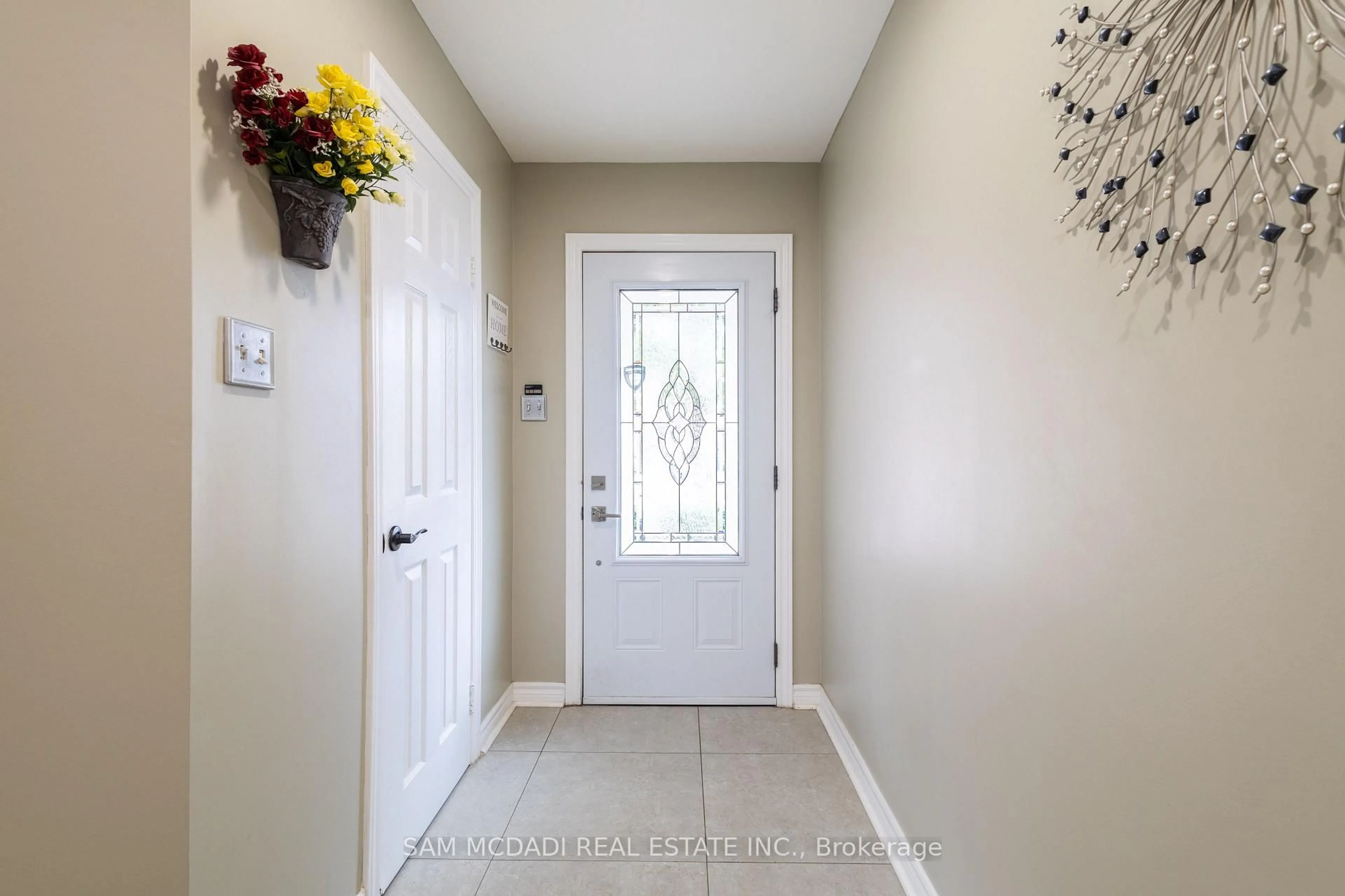 Indoor entryway for 3183 Valcourt Cres, Mississauga Ontario L5L 5K2