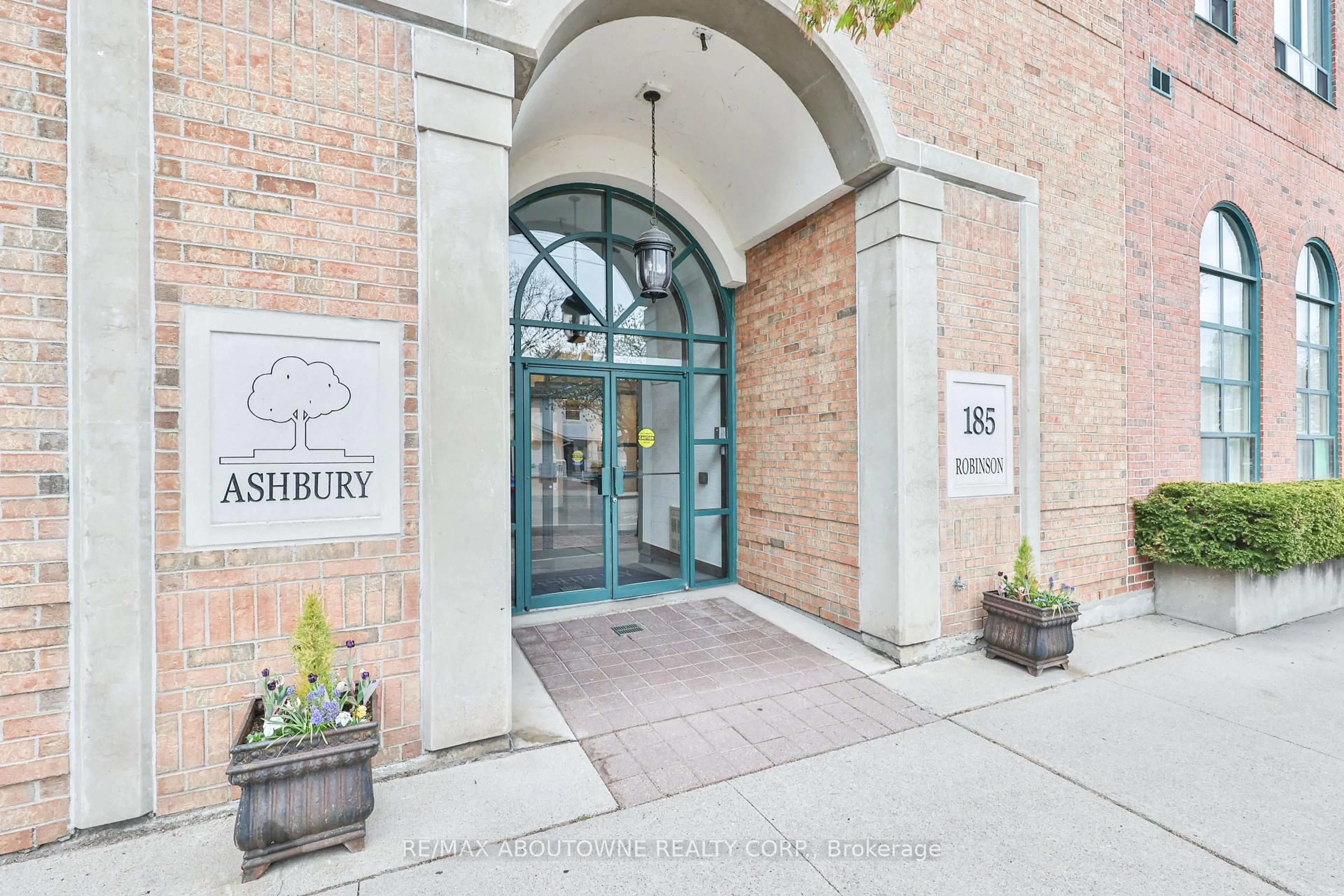 Indoor entryway for 185 Robinson St #404, Oakville Ontario L6J 7P6