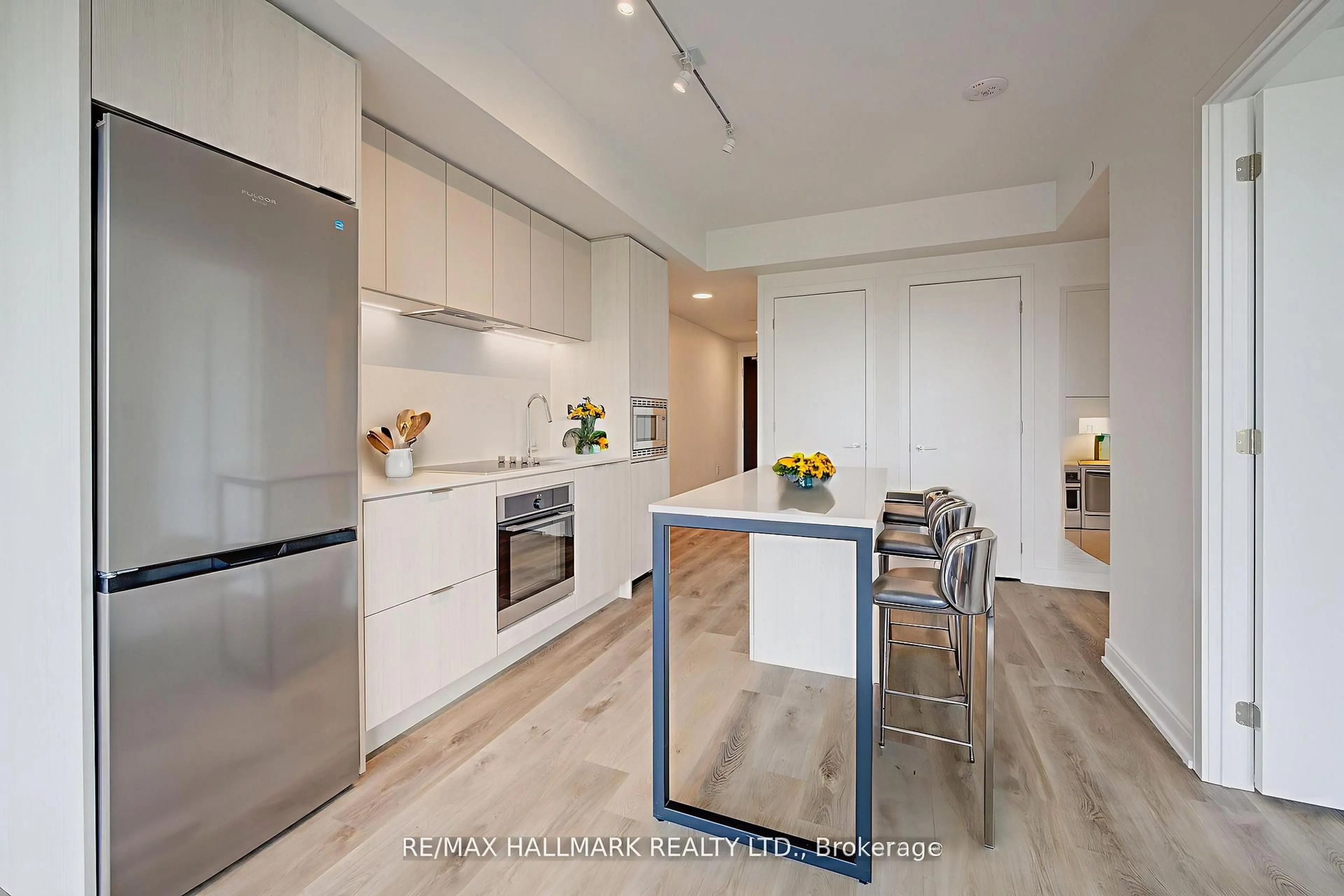 Contemporary kitchen, unknown for 3009 Novar Rd #401, Mississauga Ontario L5B 0P9