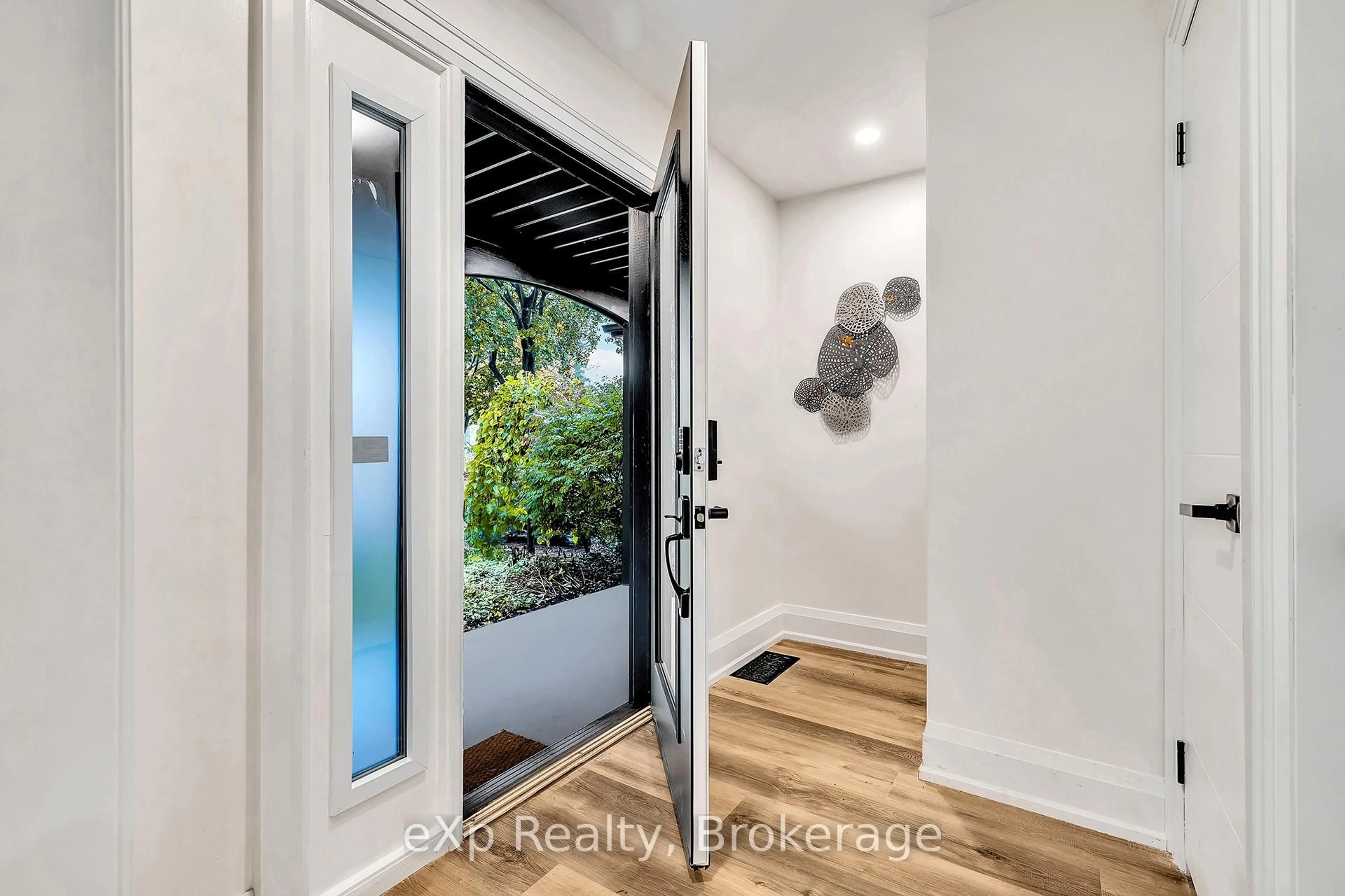 Indoor entryway for 877 Kingsway Dr, Burlington Ontario L7T 3H8