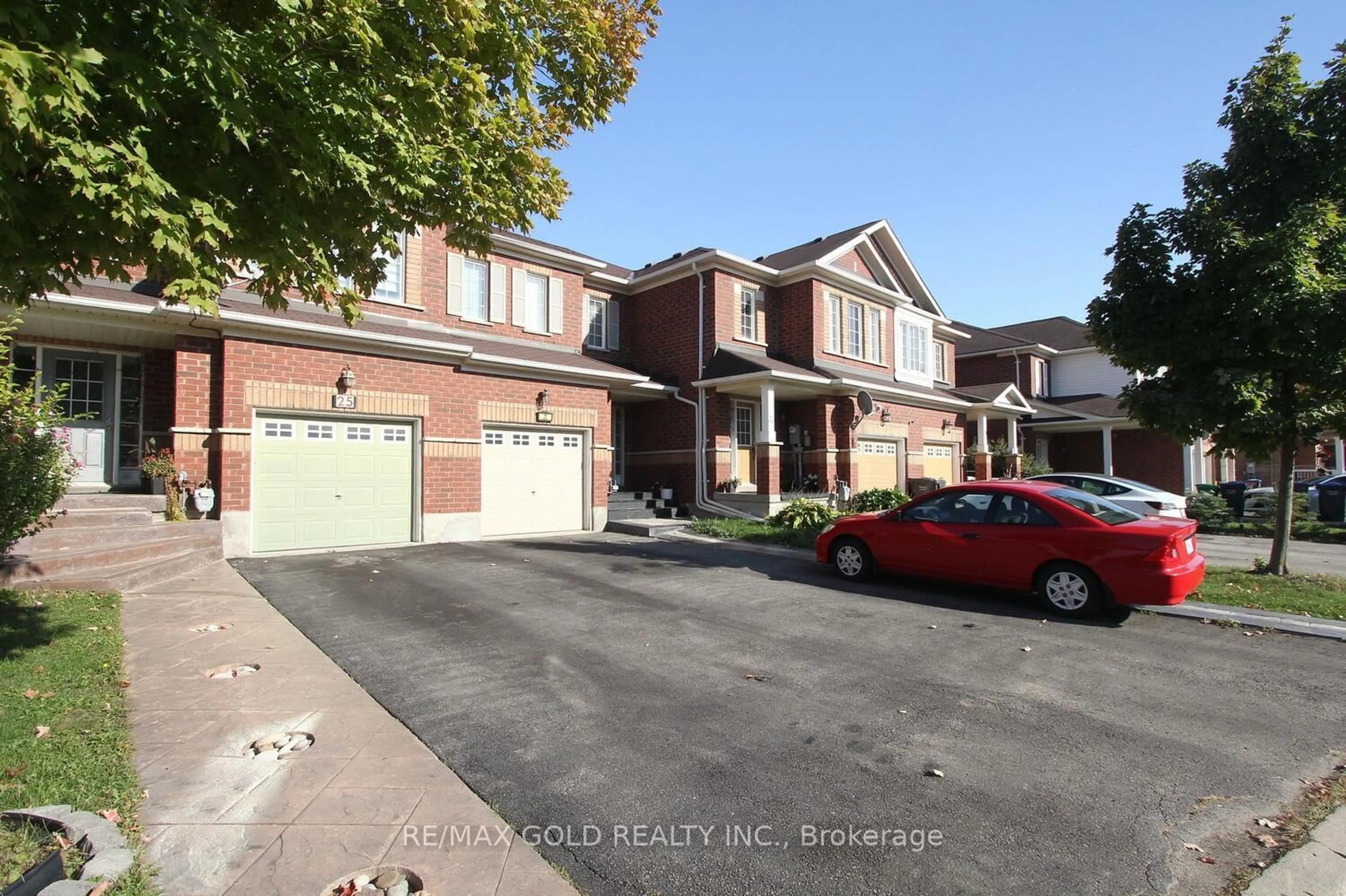 A pic from outside/outdoor area/front of a property/back of a property/a pic from drone, street for 25 Wicklow Rd, Brampton Ontario L6X 0J6