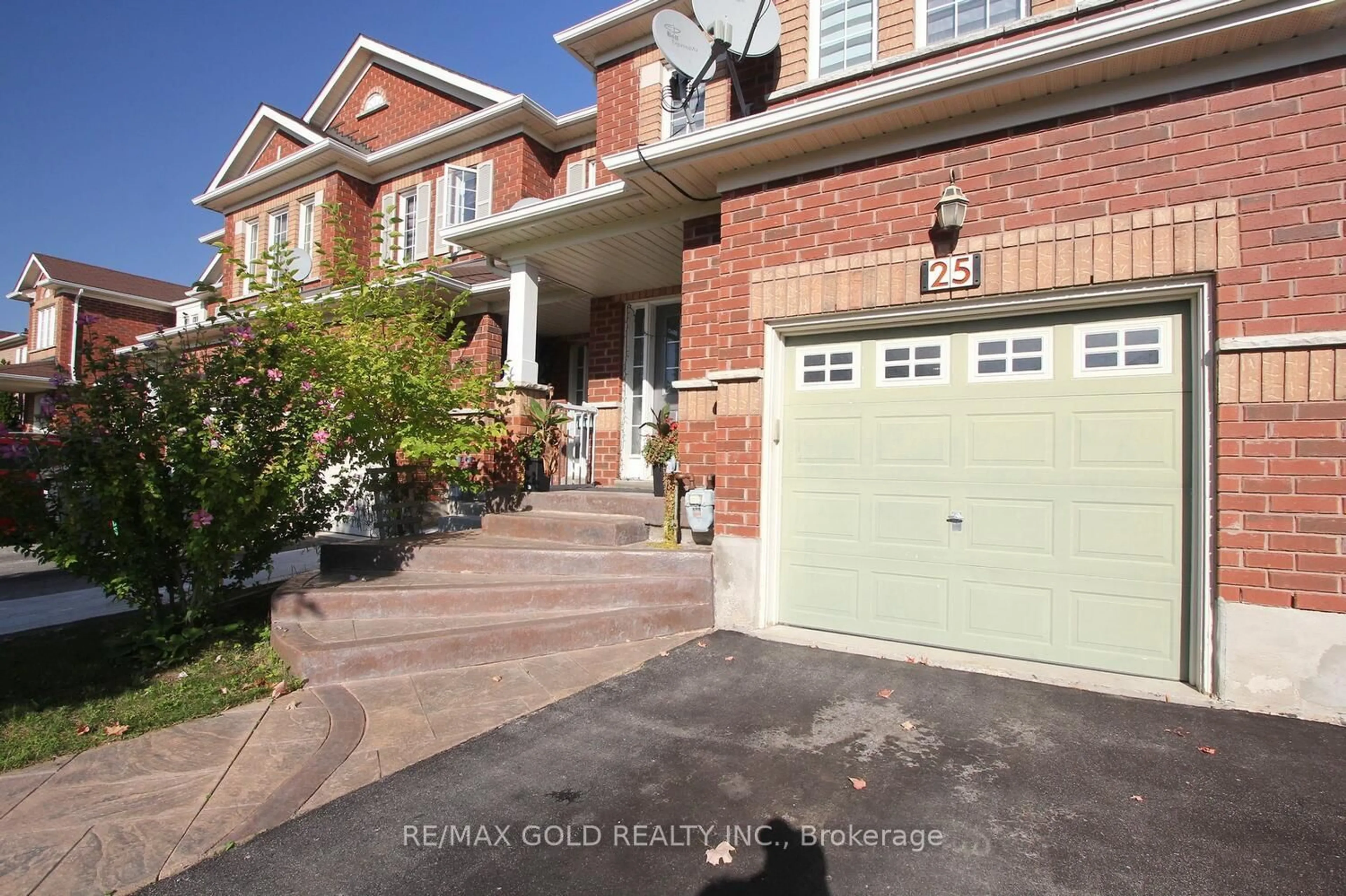 Home with brick exterior material, street for 25 Wicklow Rd, Brampton Ontario L6X 0J6