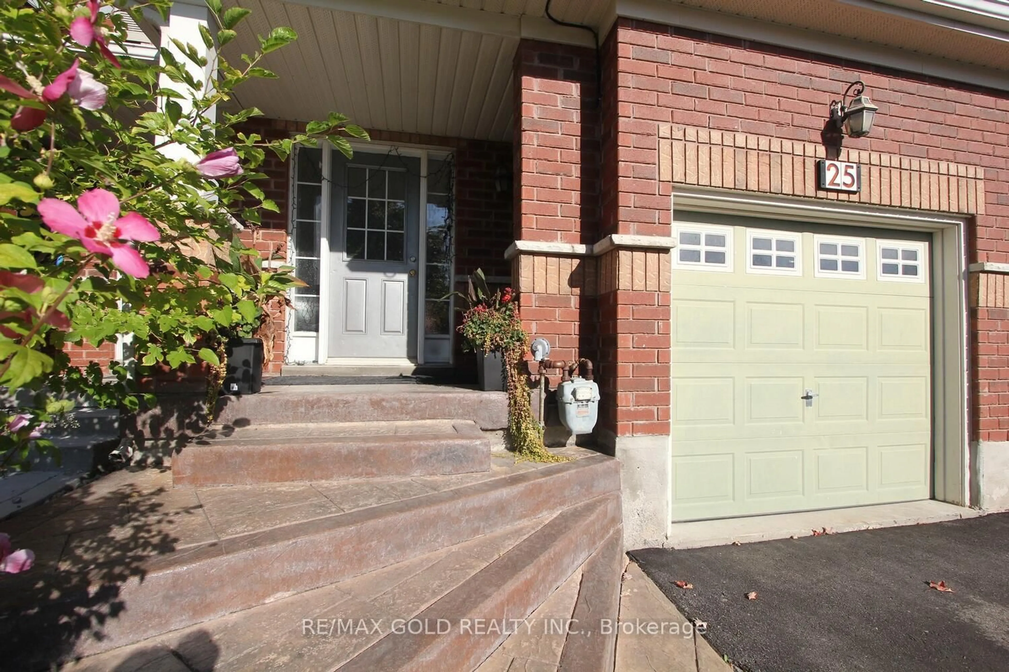 Indoor entryway for 25 Wicklow Rd, Brampton Ontario L6X 0J6