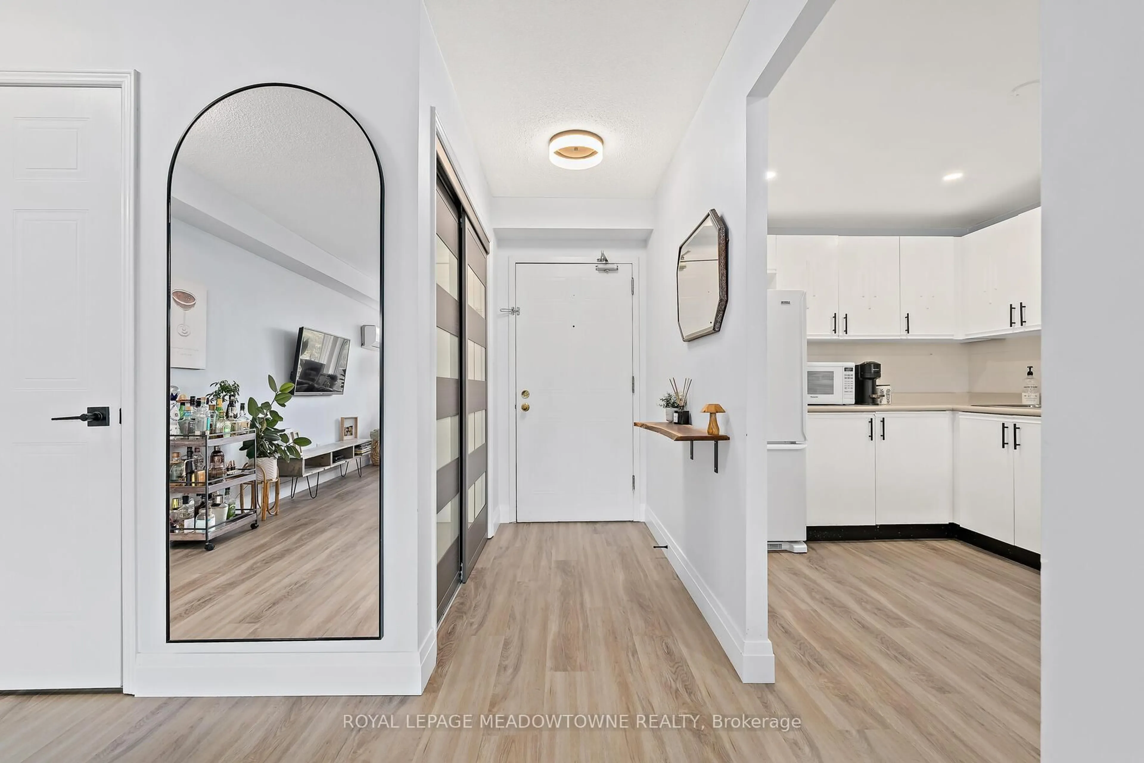 Indoor entryway for 26 Hall Rd #205, Halton Hills Ontario L7G 5G5