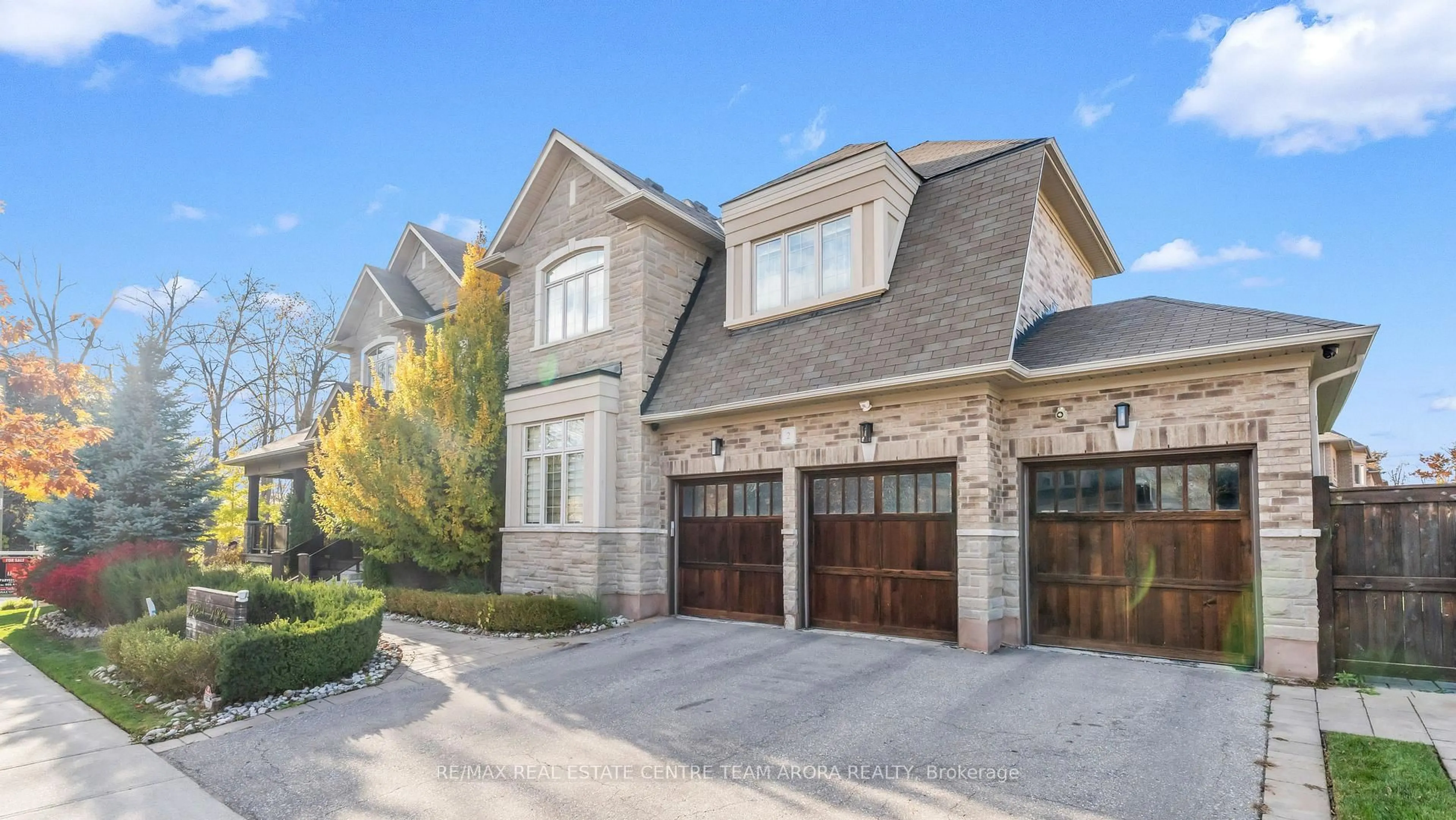 Home with brick exterior material, street for 2 Berkwood Hllw, Brampton Ontario L6Y 0G8