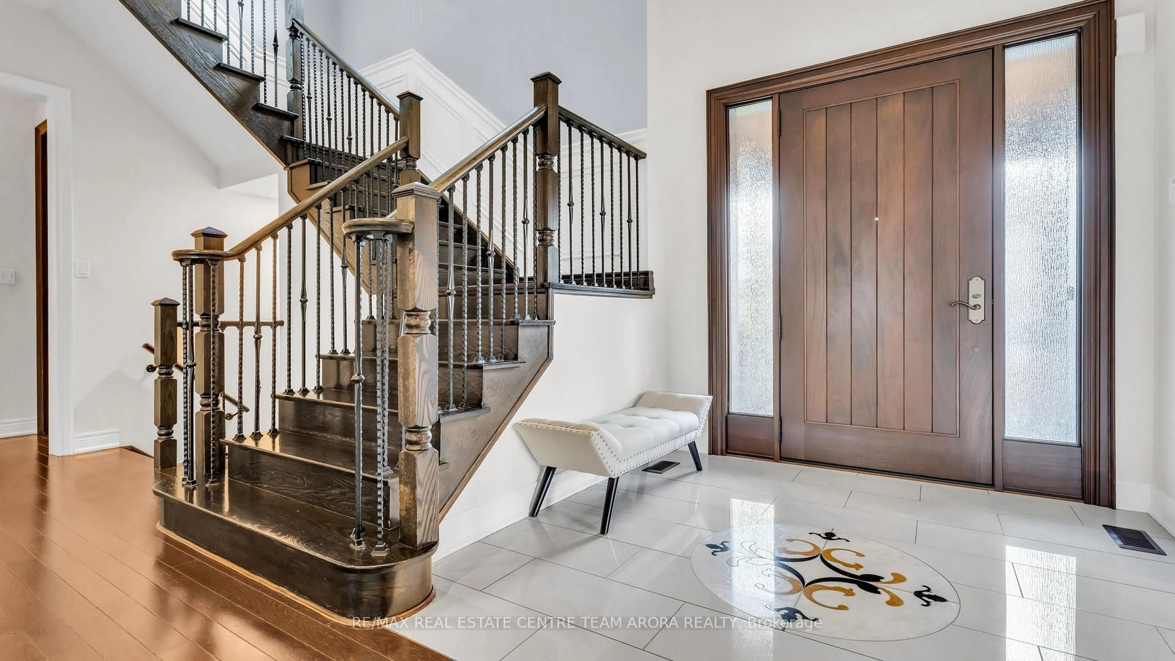 Indoor entryway for 2 Berkwood Hllw, Brampton Ontario L6Y 0G8