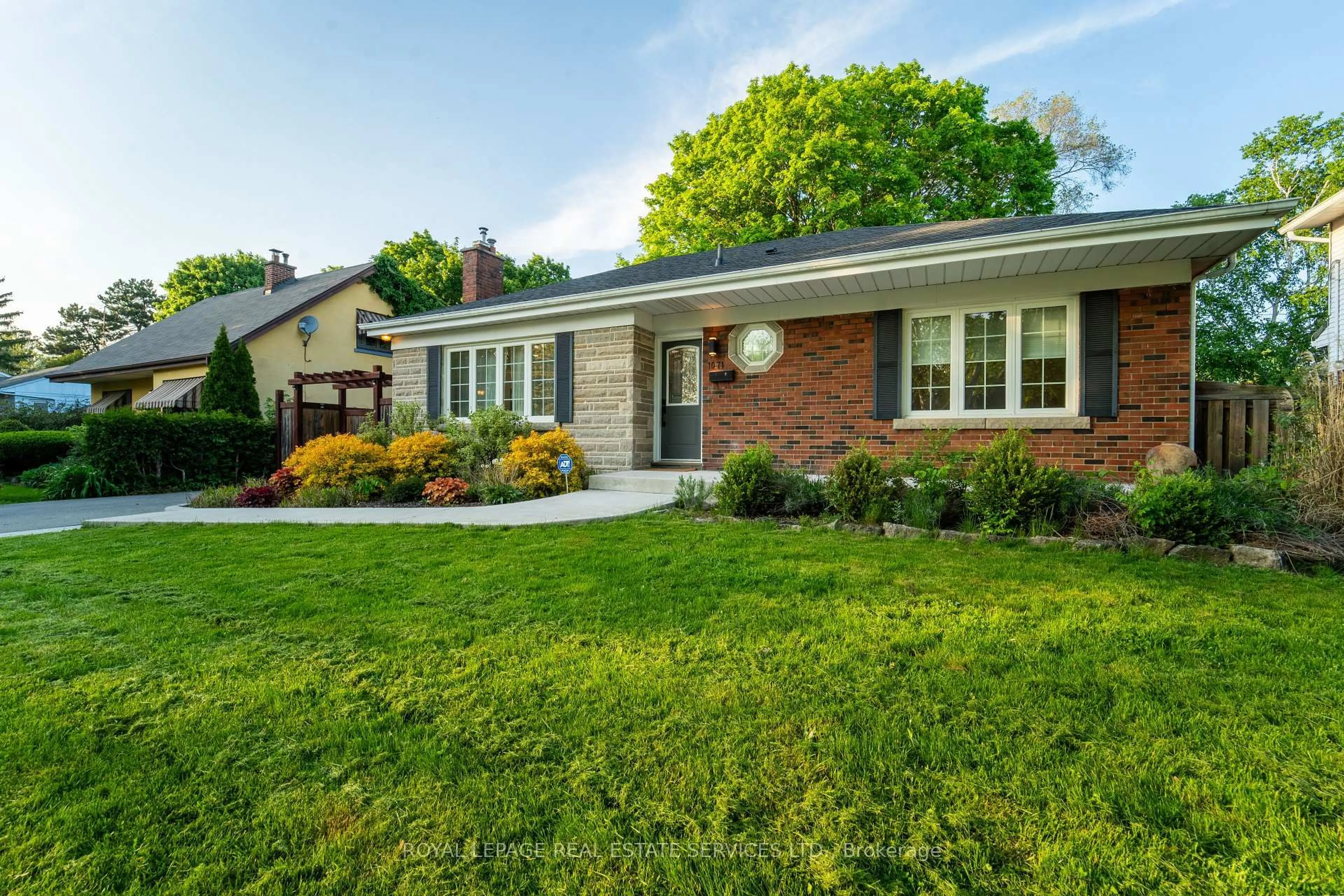 Home with brick exterior material, street for 1071 Joan Dr, Burlington Ontario L7T 3H3