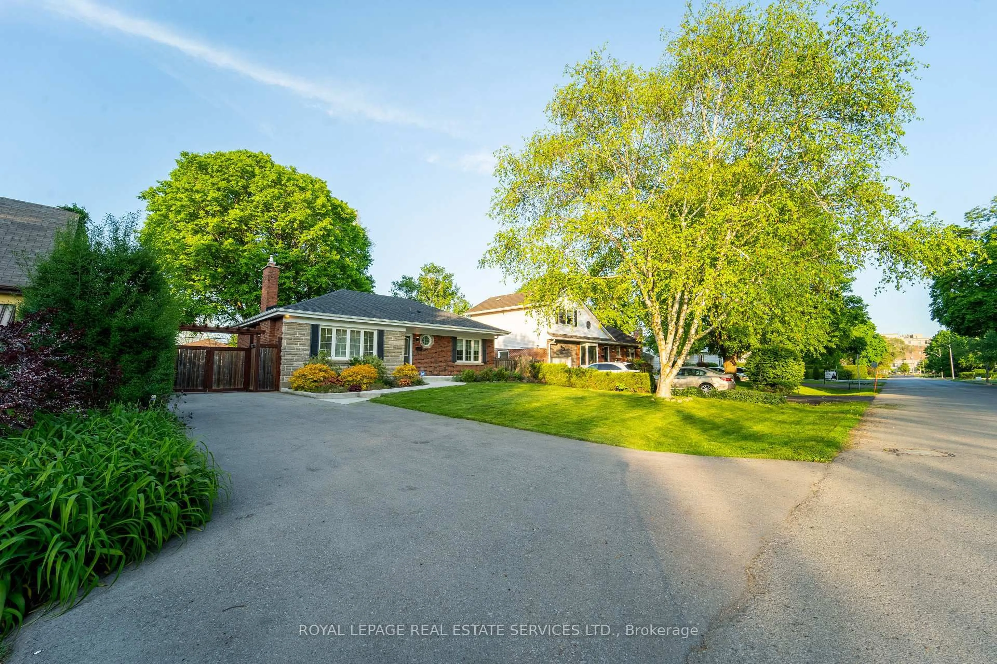 A pic from outside/outdoor area/front of a property/back of a property/a pic from drone, street for 1071 Joan Dr, Burlington Ontario L7T 3H3