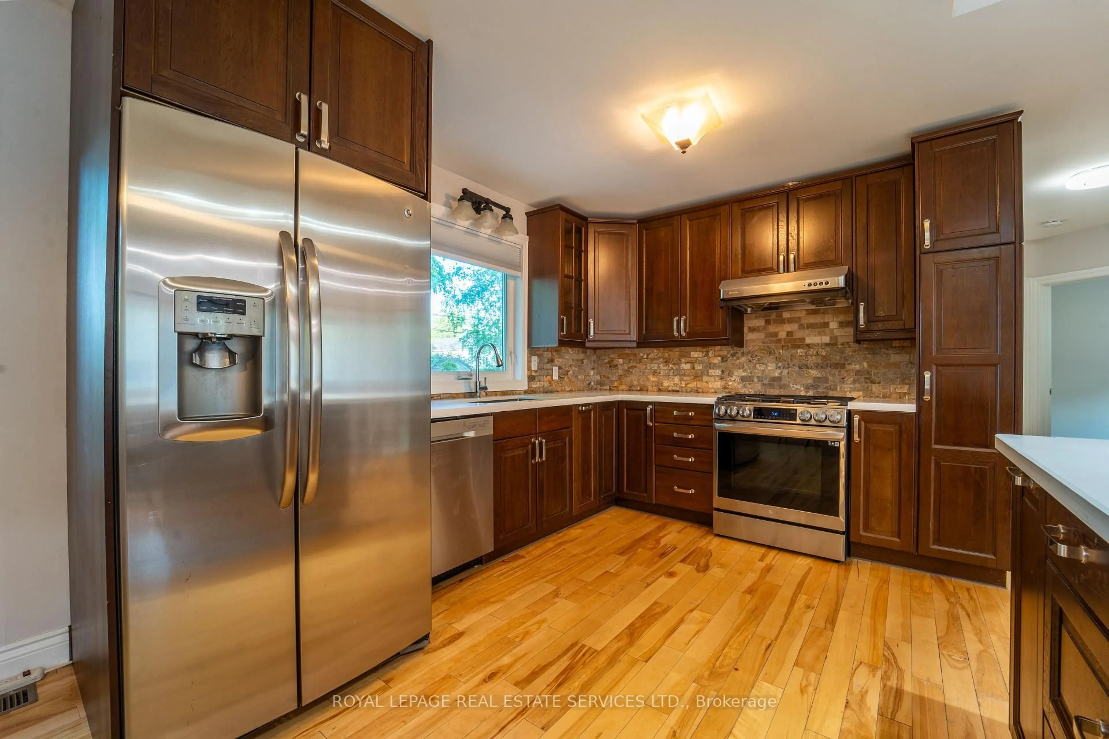 Open concept kitchen, wood/laminate floor for 1071 Joan Dr, Burlington Ontario L7T 3H3