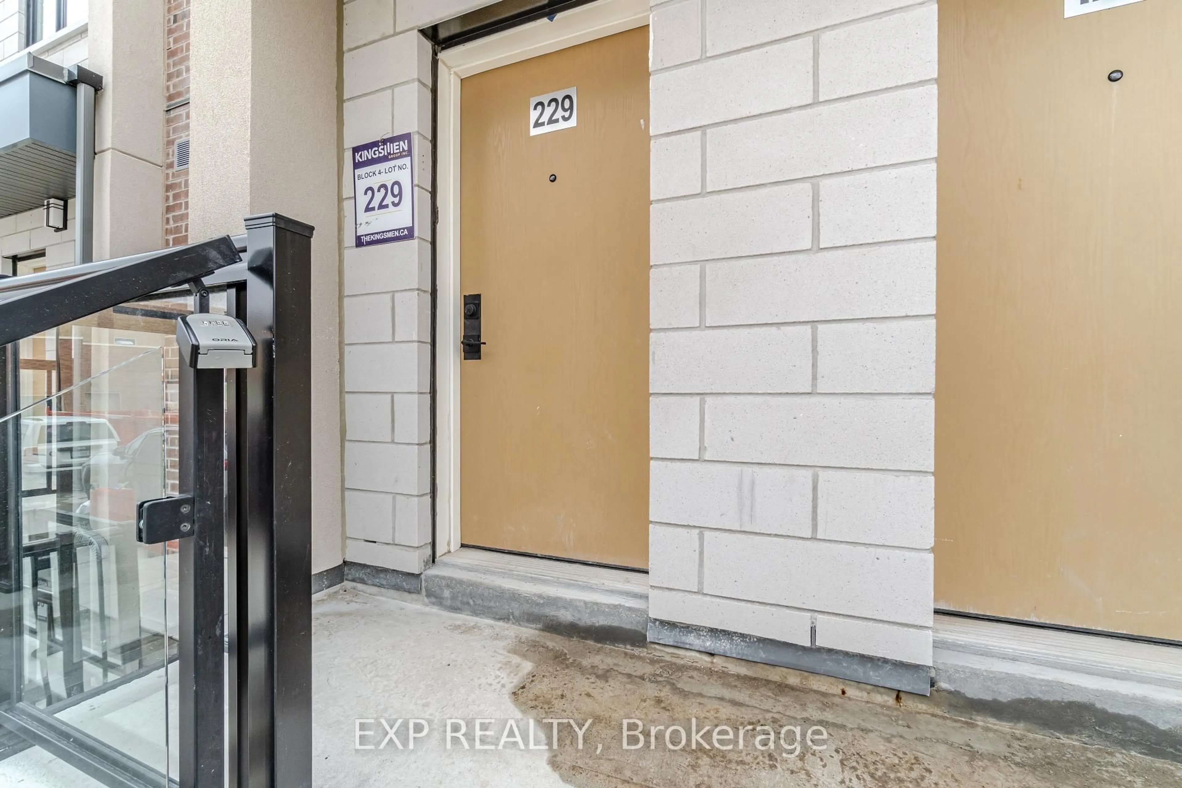 Indoor entryway for 1062 Douglas Mccurdy Comm Crt #229, Mississauga Ontario L5G 0C6