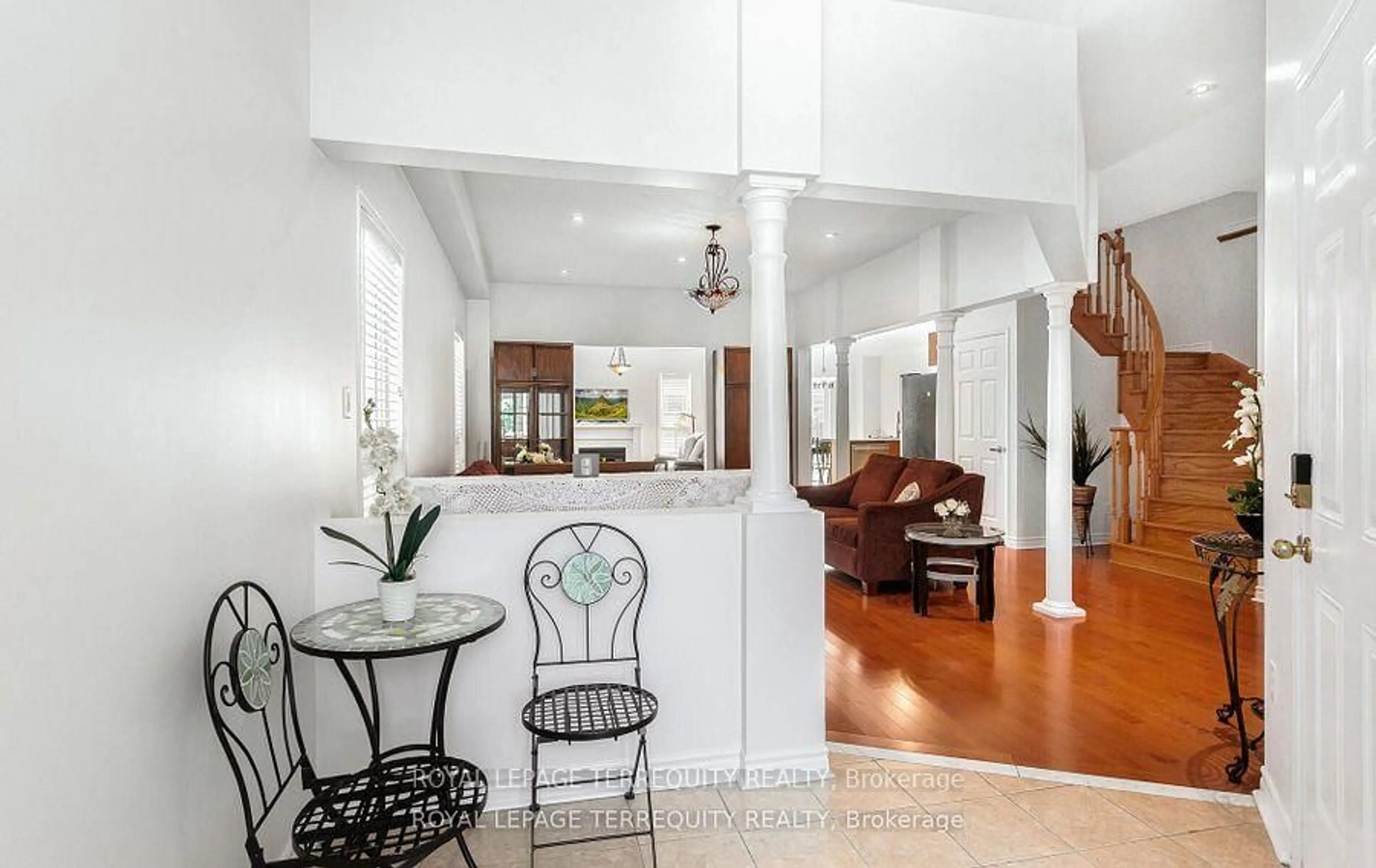 Indoor foyer for 4762 Allegheny Rd, Mississauga Ontario L5R 0A6