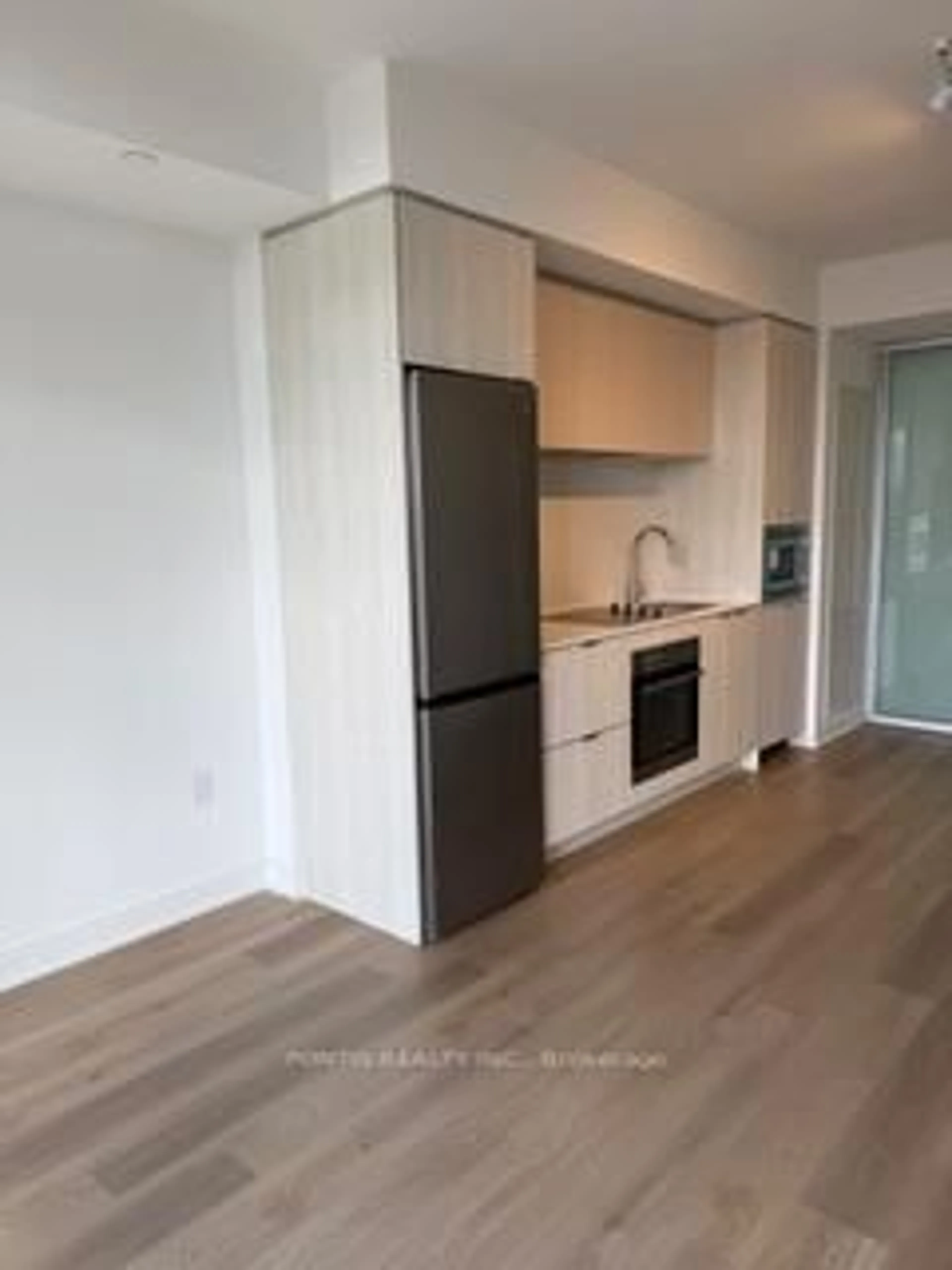 Standard kitchen, unknown for 86 DUNDAS St #818, Mississauga Ontario L5A 0B1