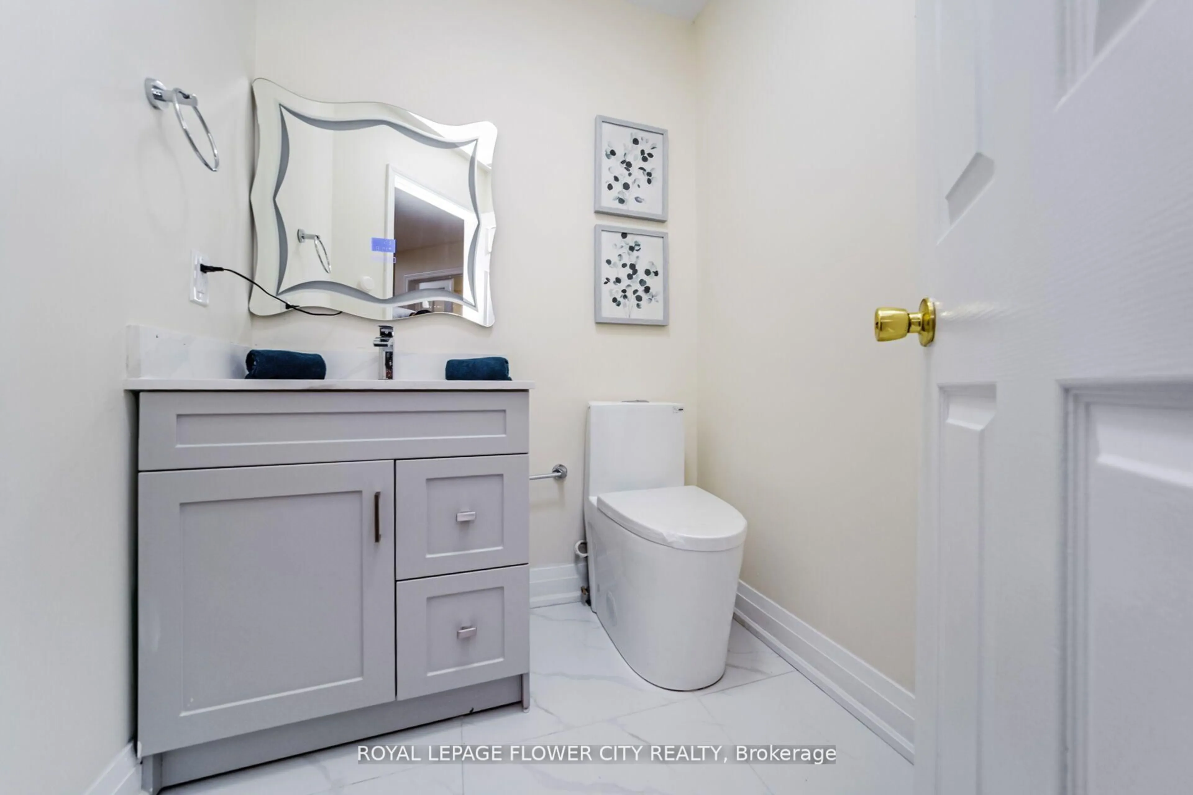 Contemporary bathroom, ceramic/tile floor for 4 Natalie Crt, Brampton Ontario L6S 5T2