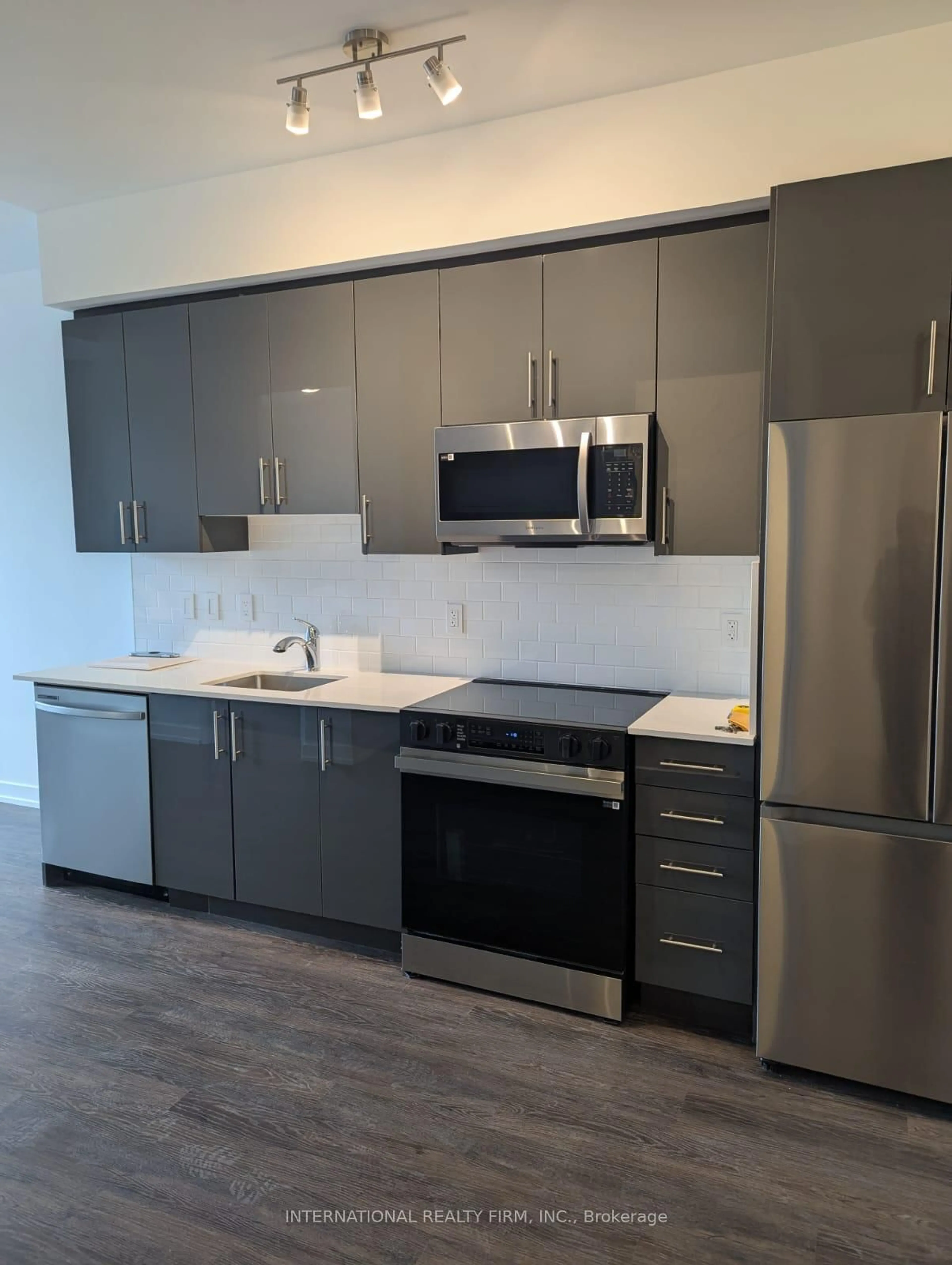 Standard kitchen, wood/laminate floor for 556 MARLEE Ave #102, Toronto Ontario M6B 0B1