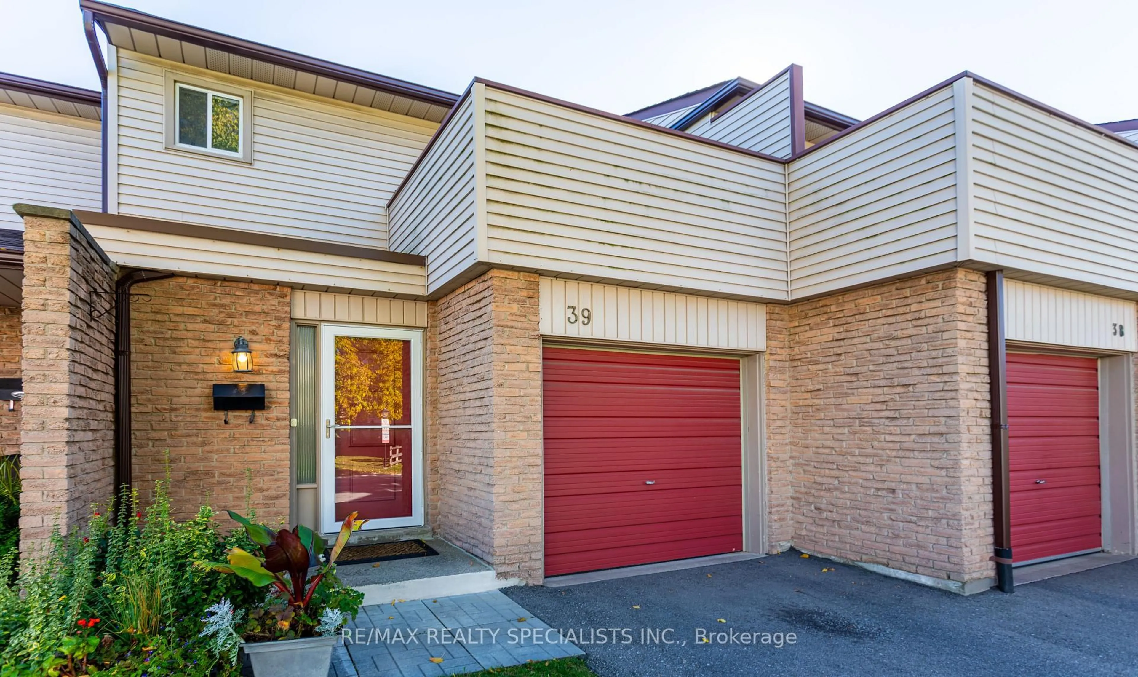 Home with brick exterior material, street for 6100 Montevideo Rd #39, Mississauga Ontario L5N 2N8