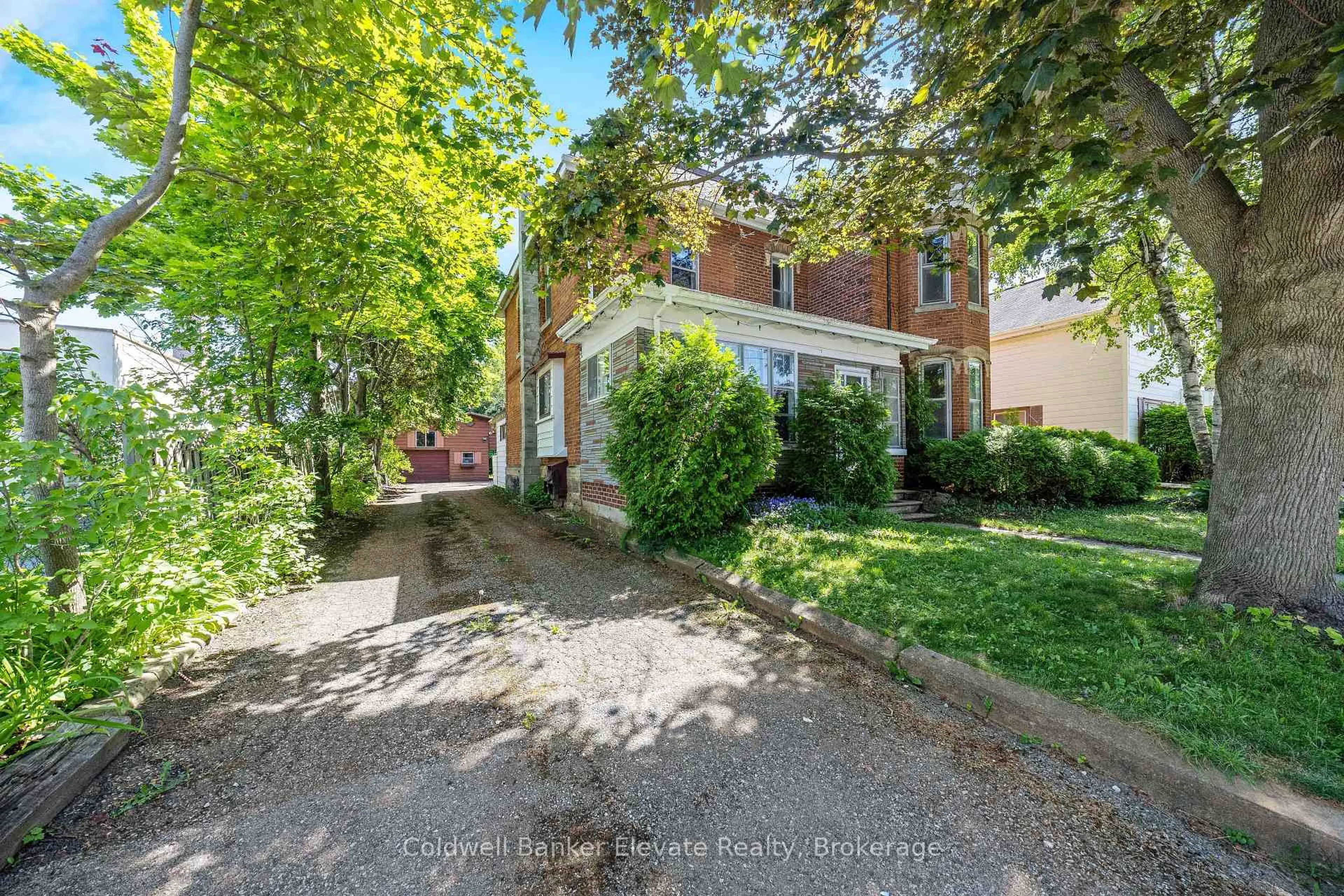 A pic from outside/outdoor area/front of a property/back of a property/a pic from drone, street for 53 Willow St, Halton Hills Ontario L7J 1Z8