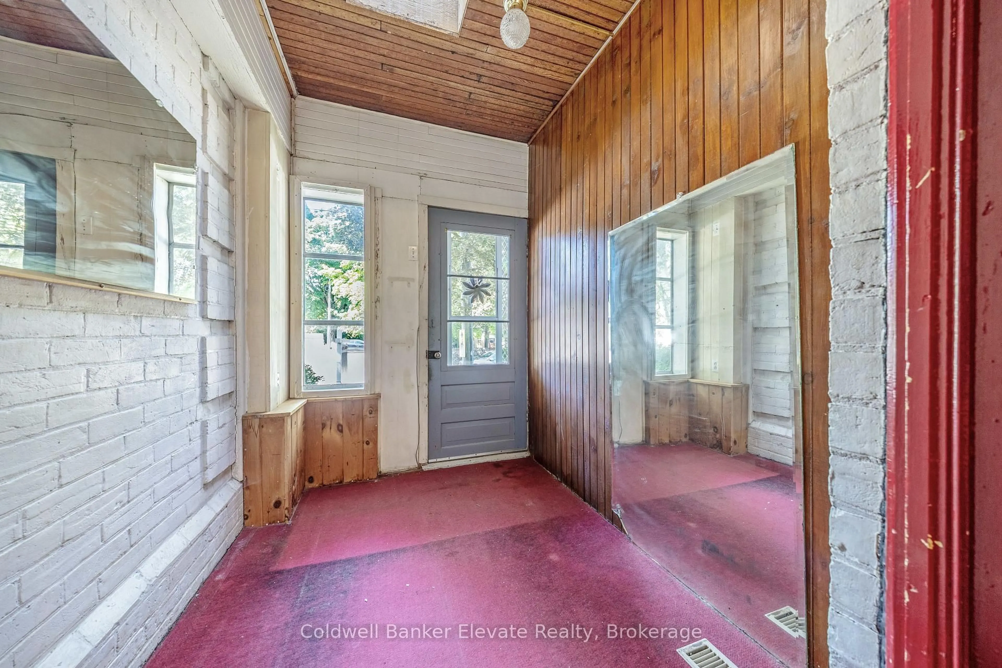 Indoor foyer for 53 Willow St, Halton Hills Ontario L7J 1Z8