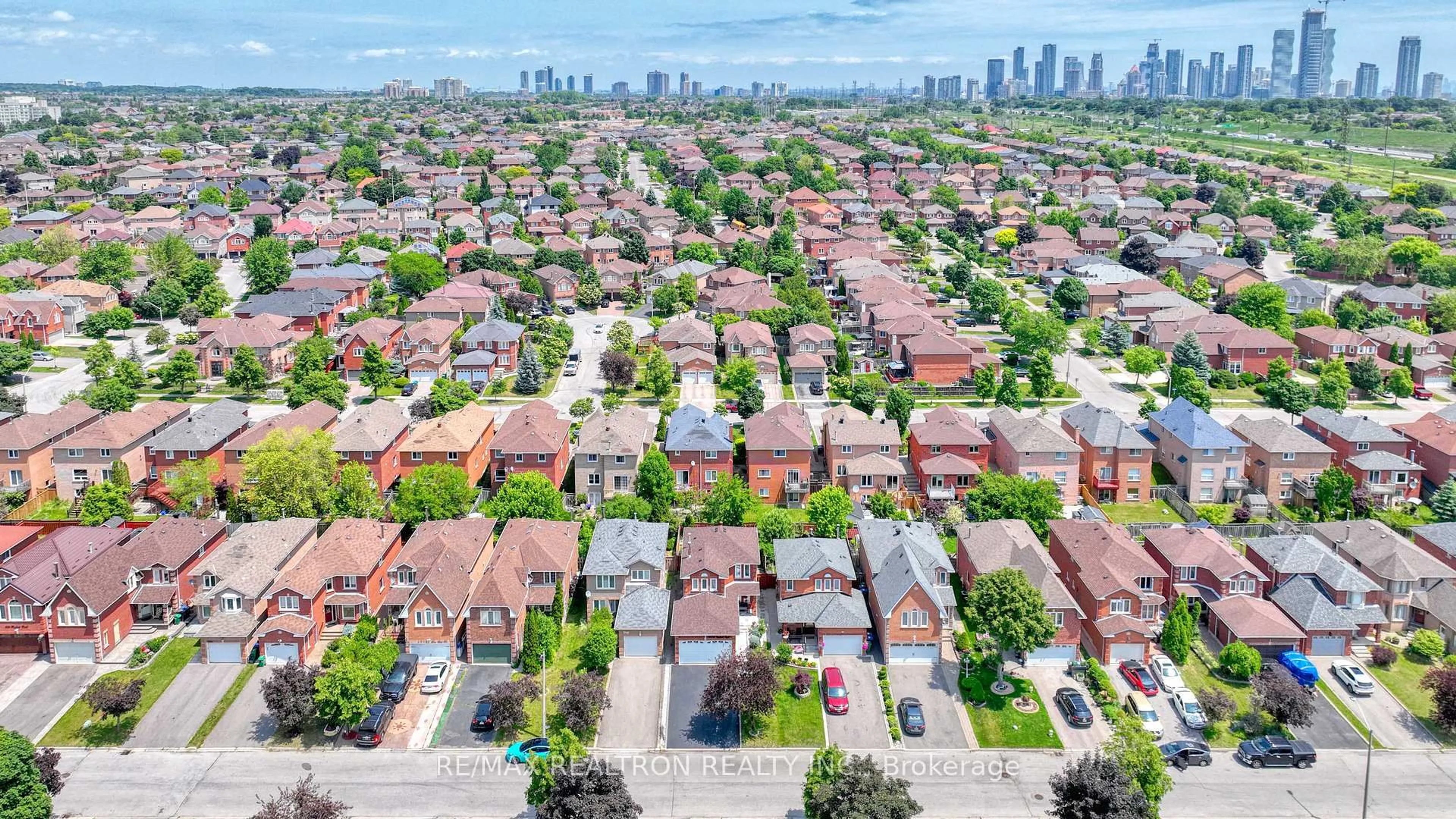 A pic from outside/outdoor area/front of a property/back of a property/a pic from drone, city buildings view from balcony for 4769 Rosebush Rd, Mississauga Ontario L5M 5N1