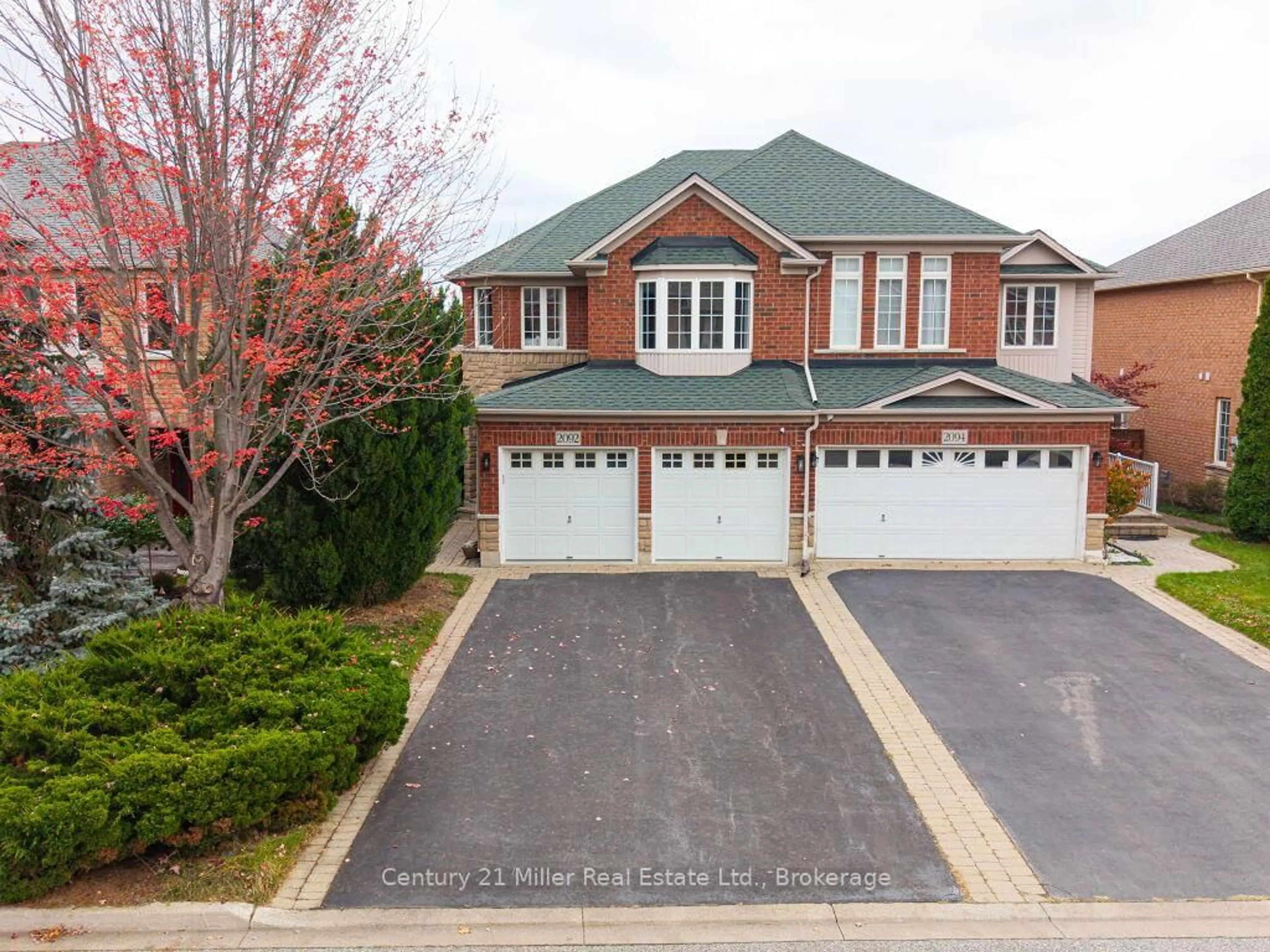 A pic from outside/outdoor area/front of a property/back of a property/a pic from drone, street for 2092 Redstone Cres, Oakville Ontario L6M 5B1