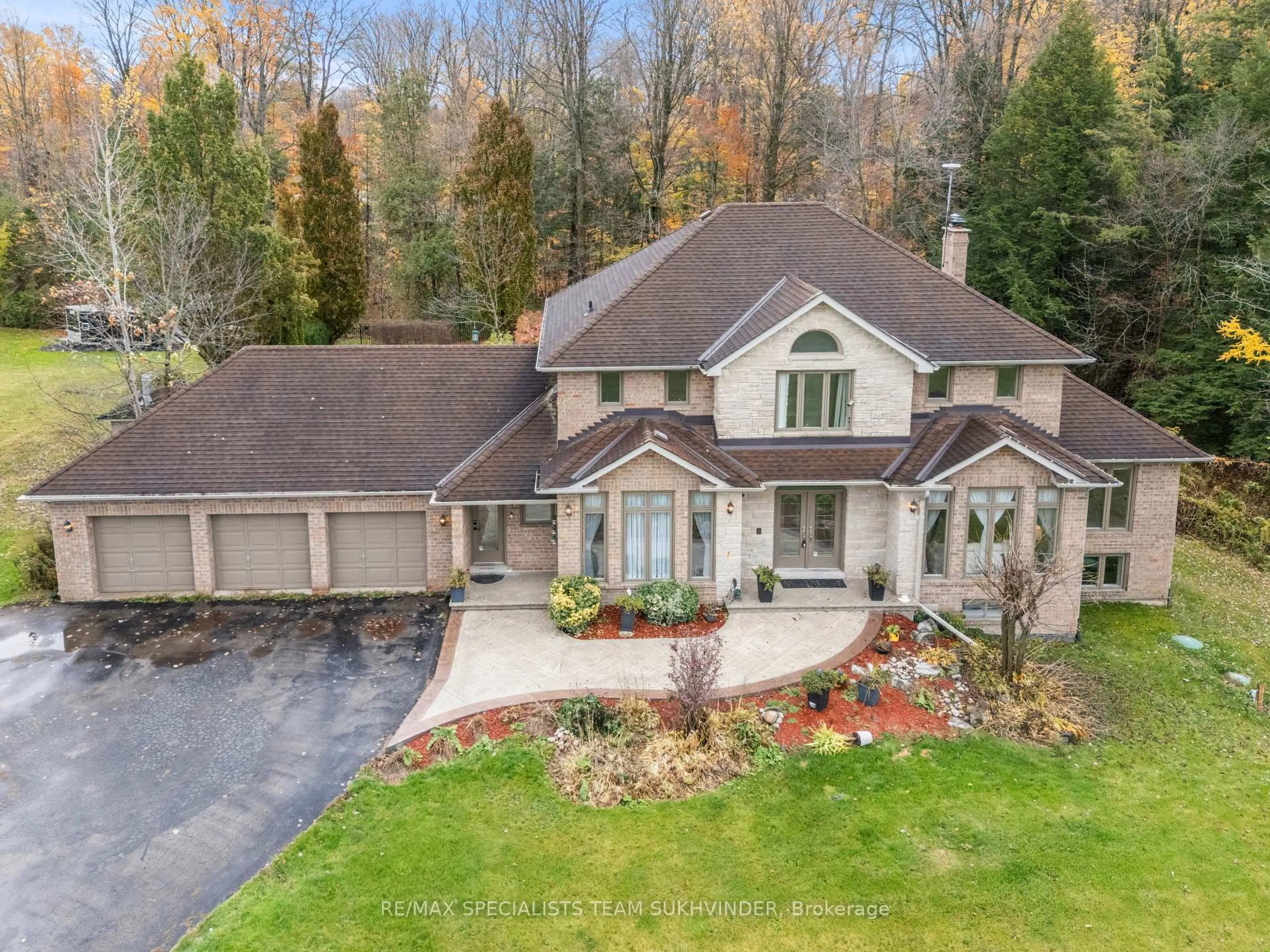 A pic from outside/outdoor area/front of a property/back of a property/a pic from drone, mountain view for 15 Country Lane Dr, Caledon Ontario L7E 0B4