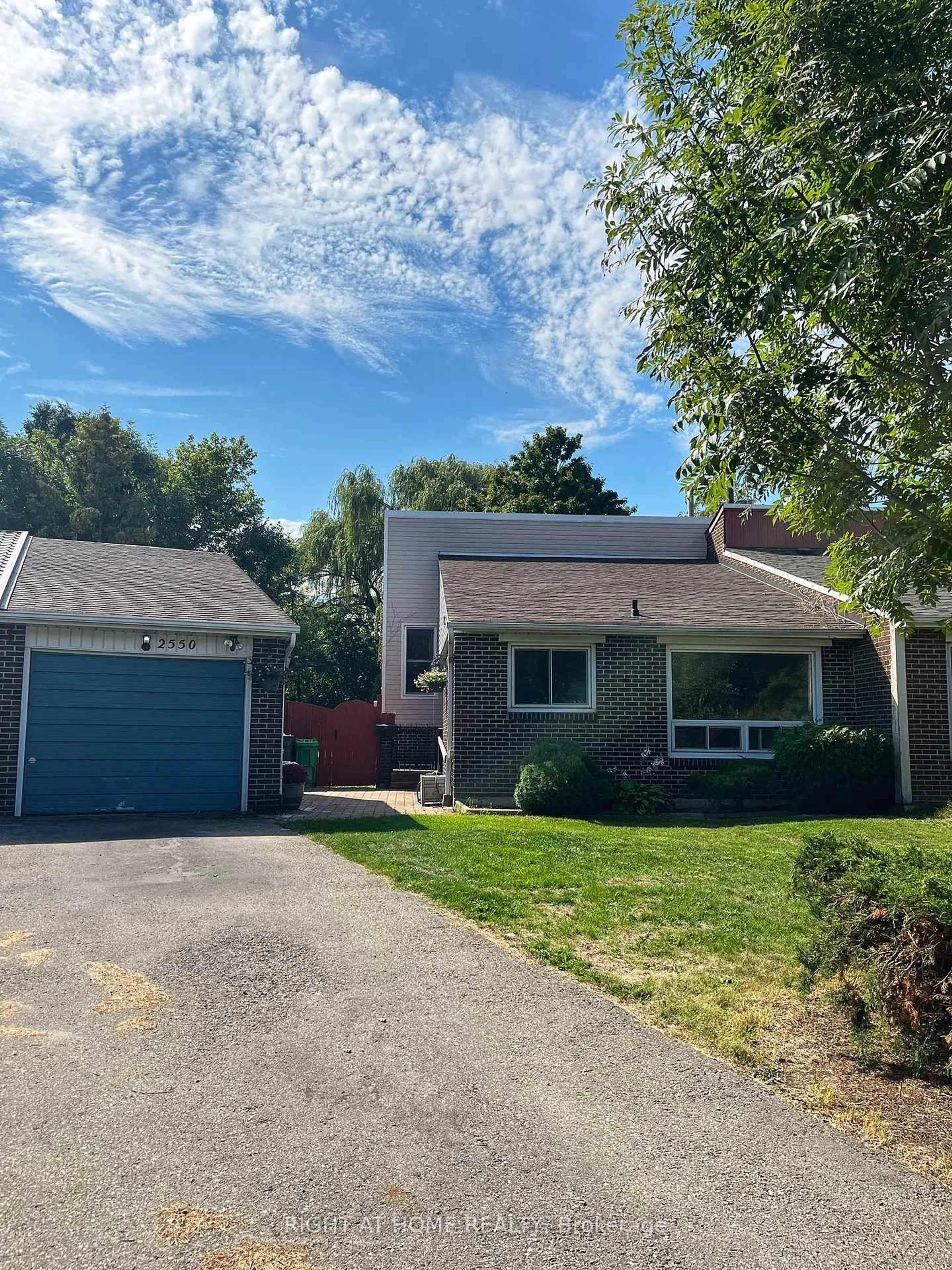 Home with vinyl exterior material, street for 2550 Mainroyal St, Mississauga Ontario L5L 1C9