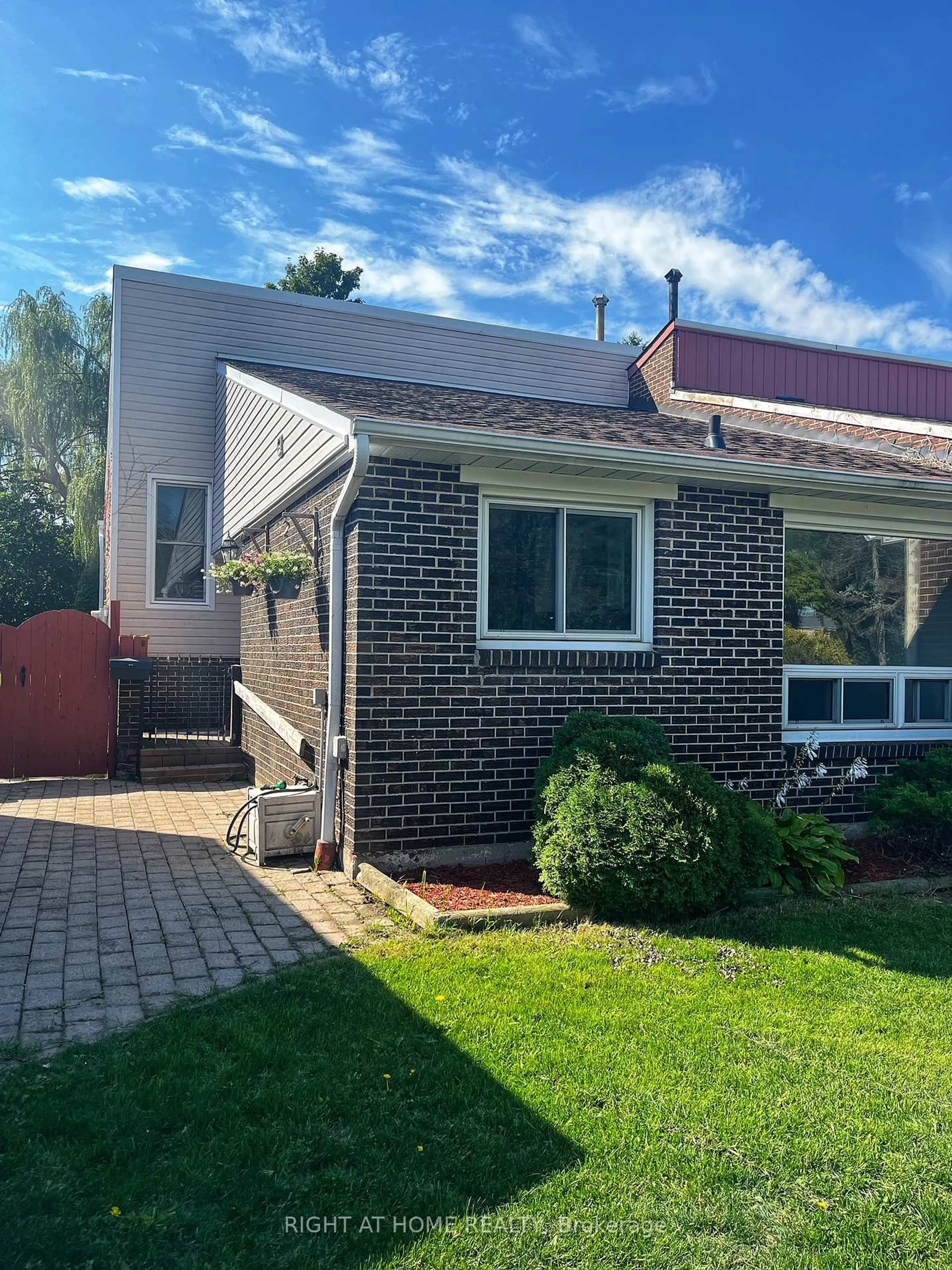 Home with vinyl exterior material, street for 2550 Mainroyal St, Mississauga Ontario L5L 1C9