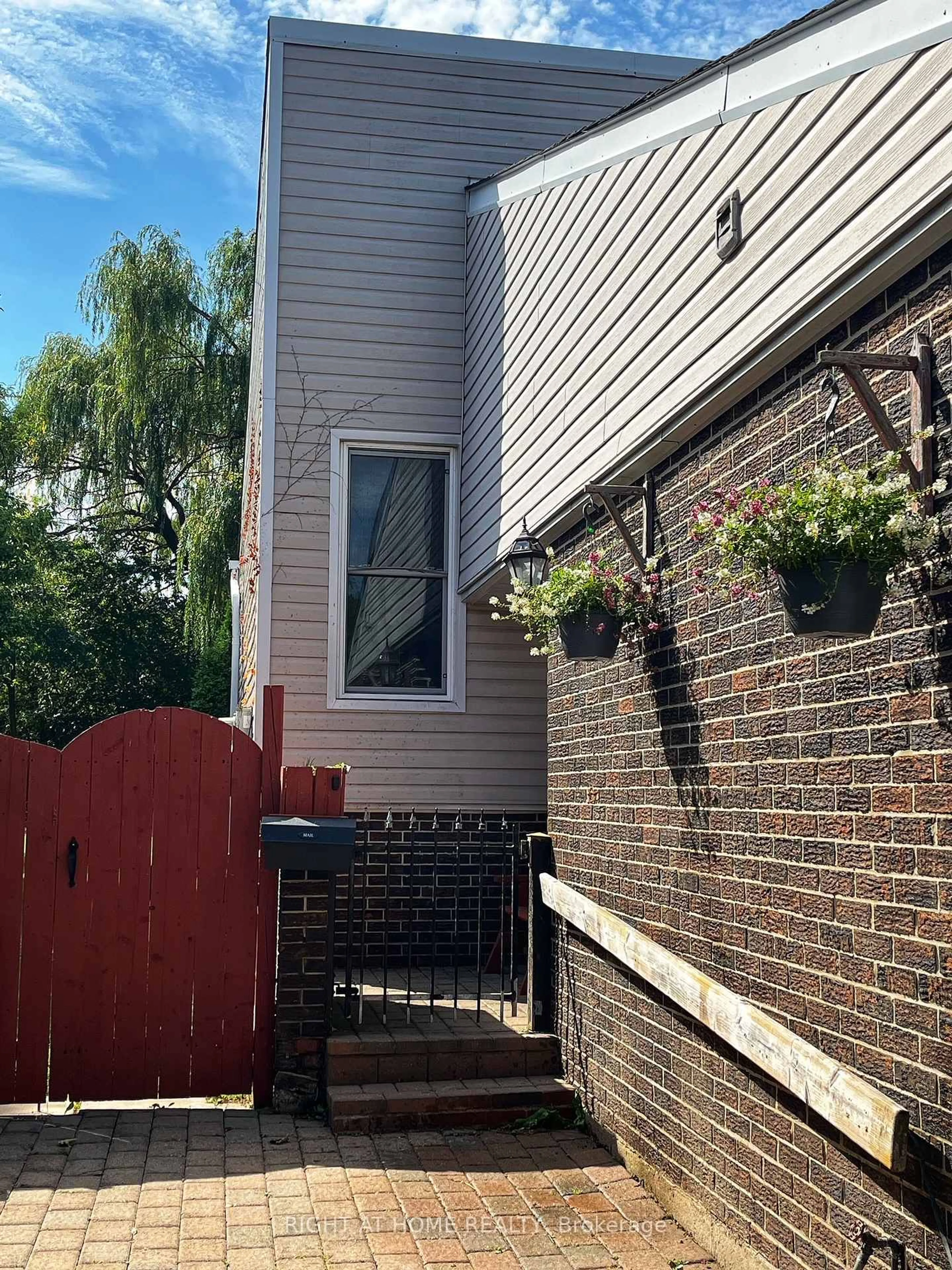 Home with brick exterior material, street for 2550 Mainroyal St, Mississauga Ontario L5L 1C9