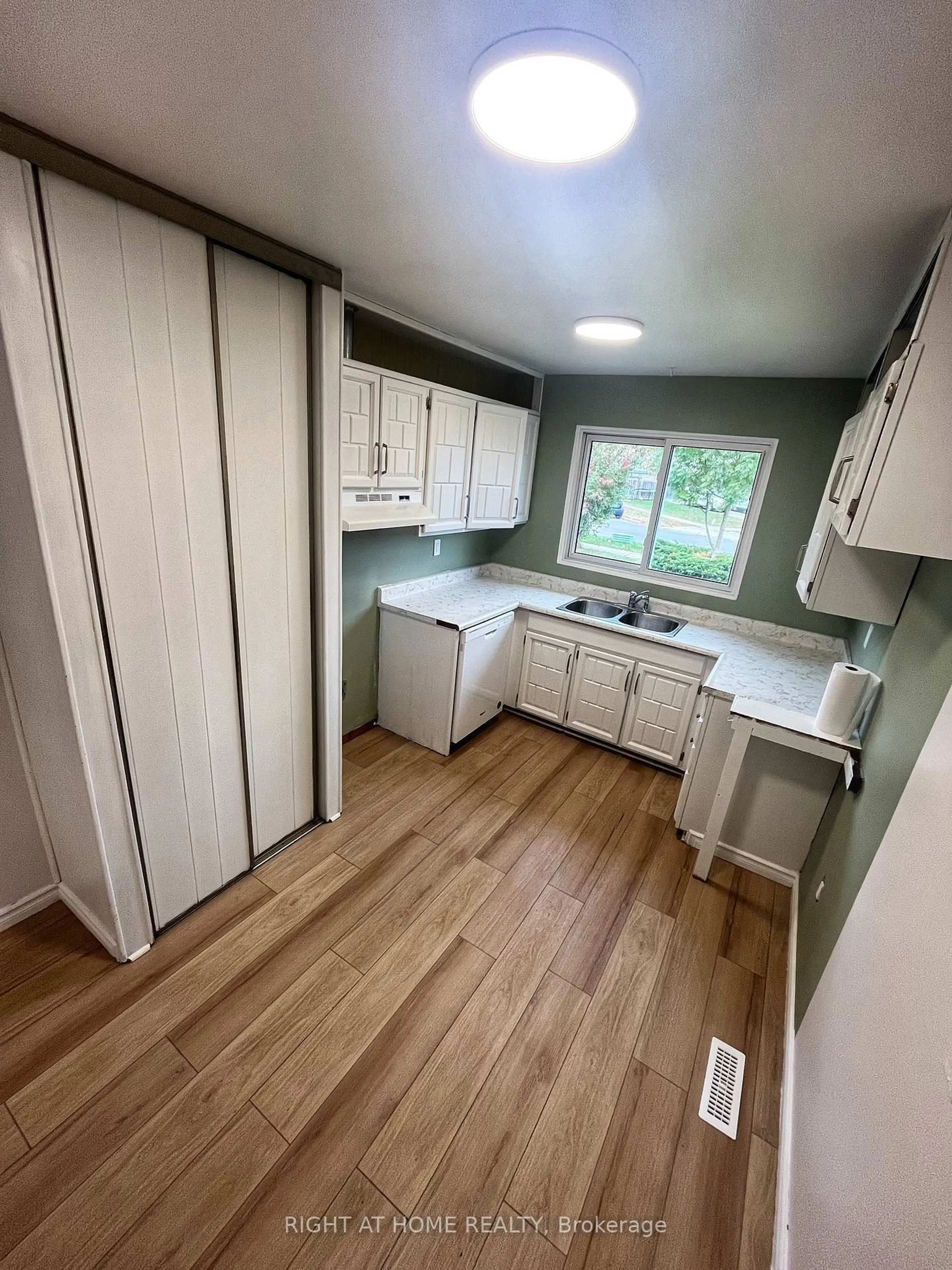 Standard kitchen, unknown for 2550 Mainroyal St, Mississauga Ontario L5L 1C9