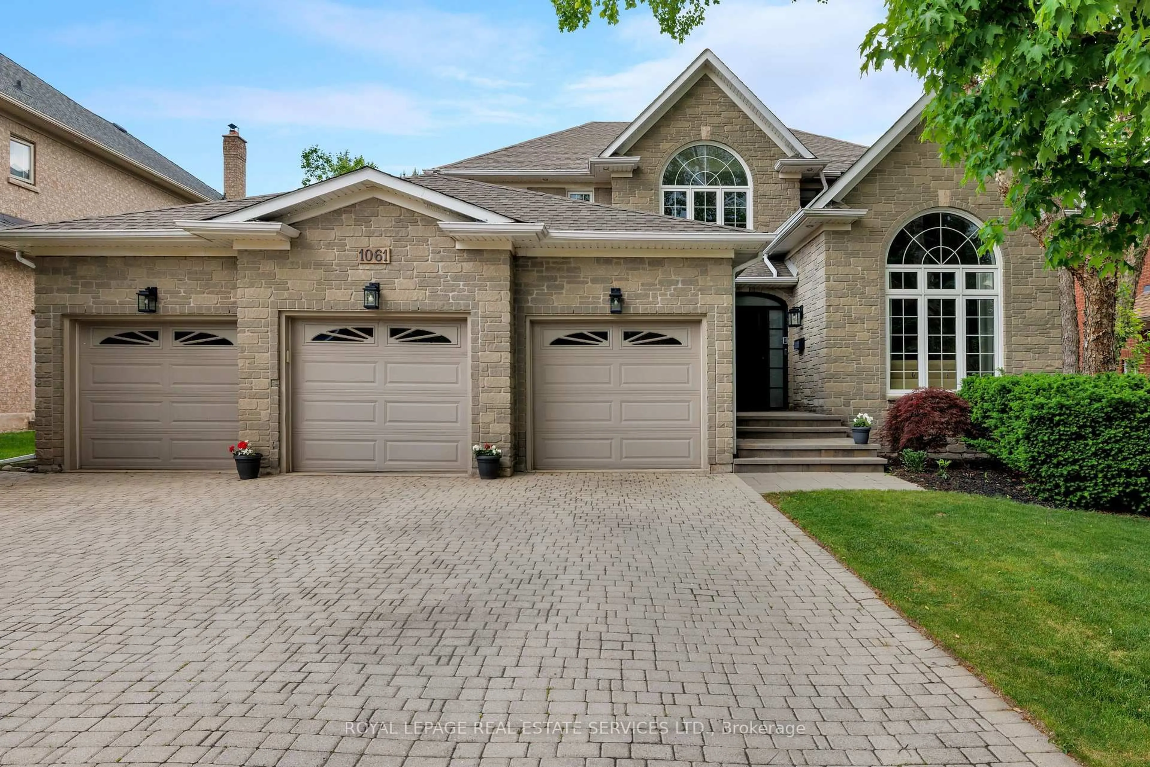 Home with brick exterior material, street for 1061 Summit Ridge Dr, Oakville Ontario L6M 3K9