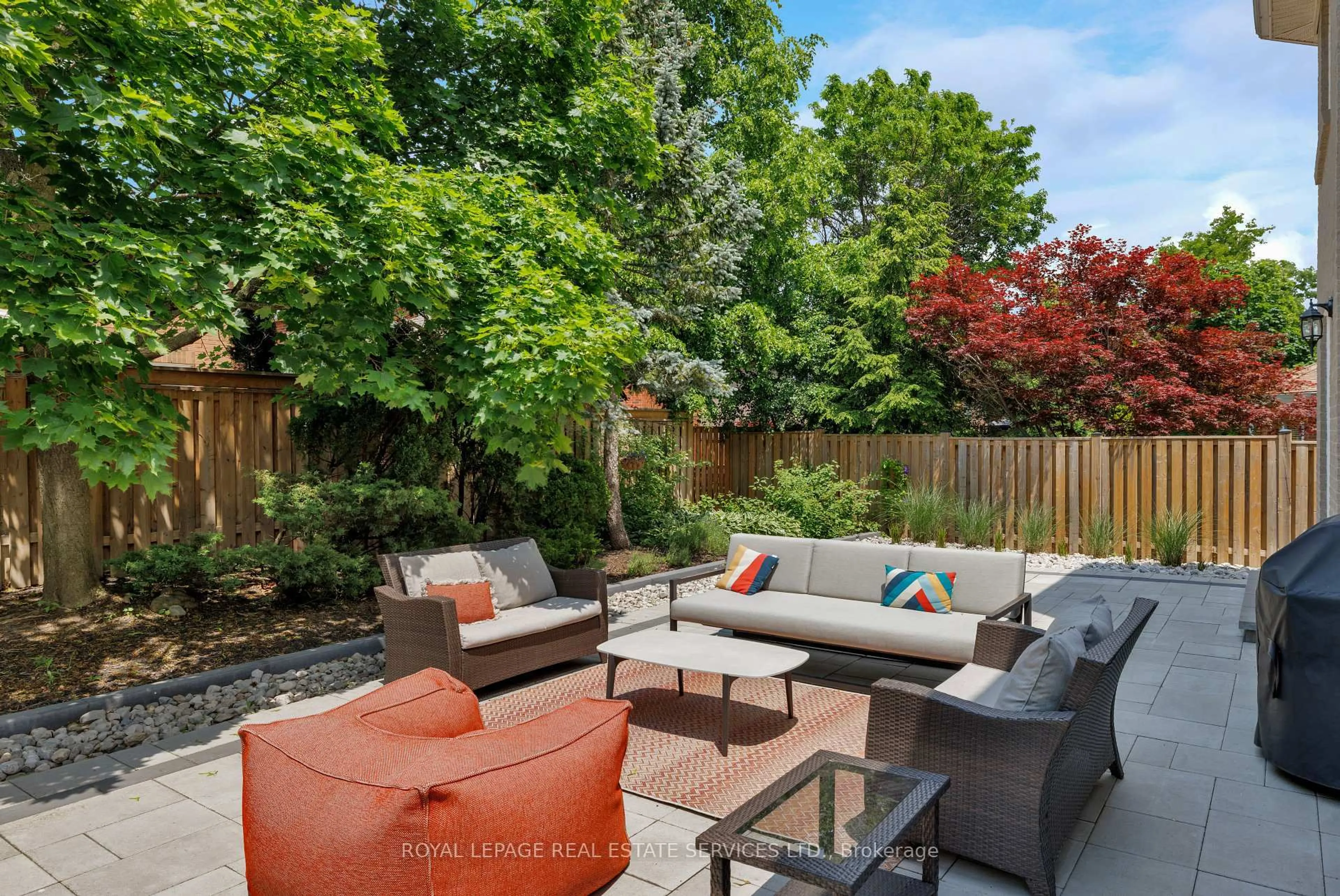 Patio, street for 1061 Summit Ridge Dr, Oakville Ontario L6M 3K9