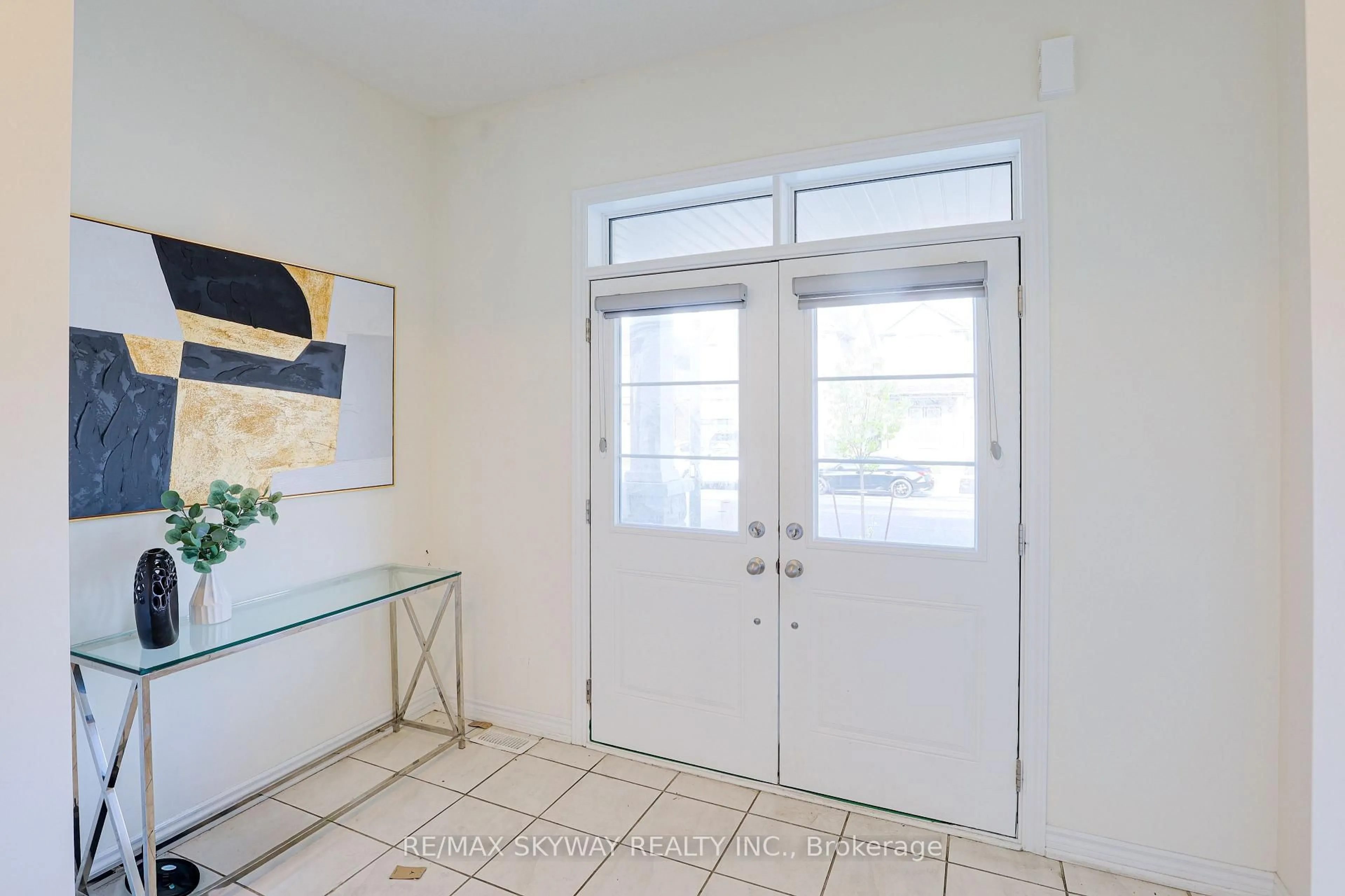 Indoor entryway for 379 Valleyway Dr, Brampton Ontario L6X 5S7